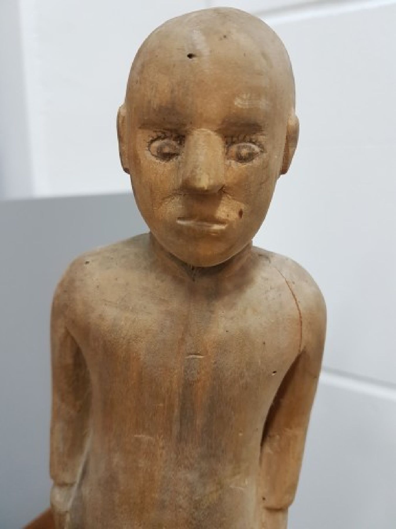 Detail b: Unbekannter zeitgenössischer Künstler, stehende männliche Figur, Holz geschnitzt, teilpolierter Granitsockel leicht best., Gesamth. ca. 42.5cm