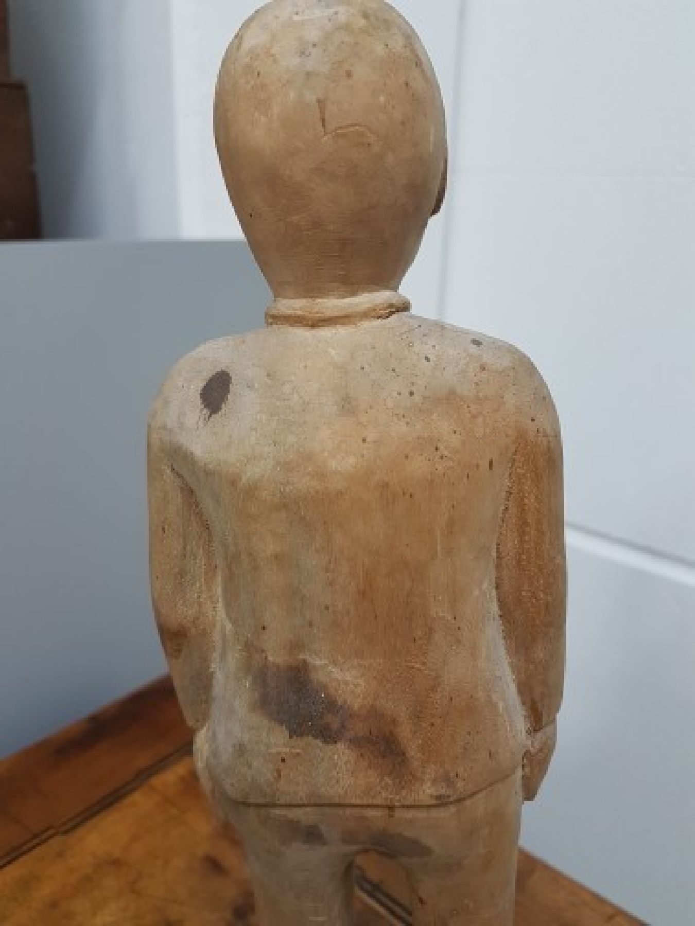 Detail c: Unbekannter zeitgenössischer Künstler, stehende männliche Figur, Holz geschnitzt, teilpolierter Granitsockel leicht best., Gesamth. ca. 42.5cm