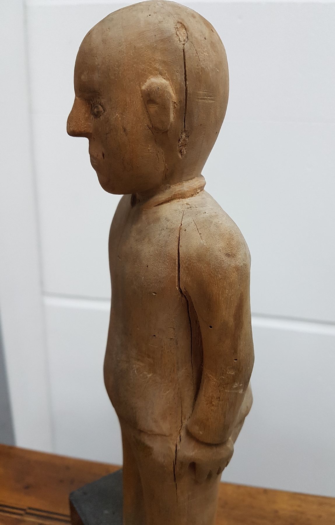 Detail d: Unbekannter zeitgenössischer Künstler, stehende männliche Figur, Holz geschnitzt, teilpolierter Granitsockel leicht best., Gesamth. ca. 42.5cm