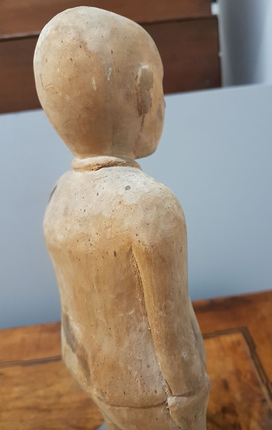 Detail e: Unbekannter zeitgenössischer Künstler, stehende männliche Figur, Holz geschnitzt, teilpolierter Granitsockel leicht best., Gesamth. ca. 42.5cm