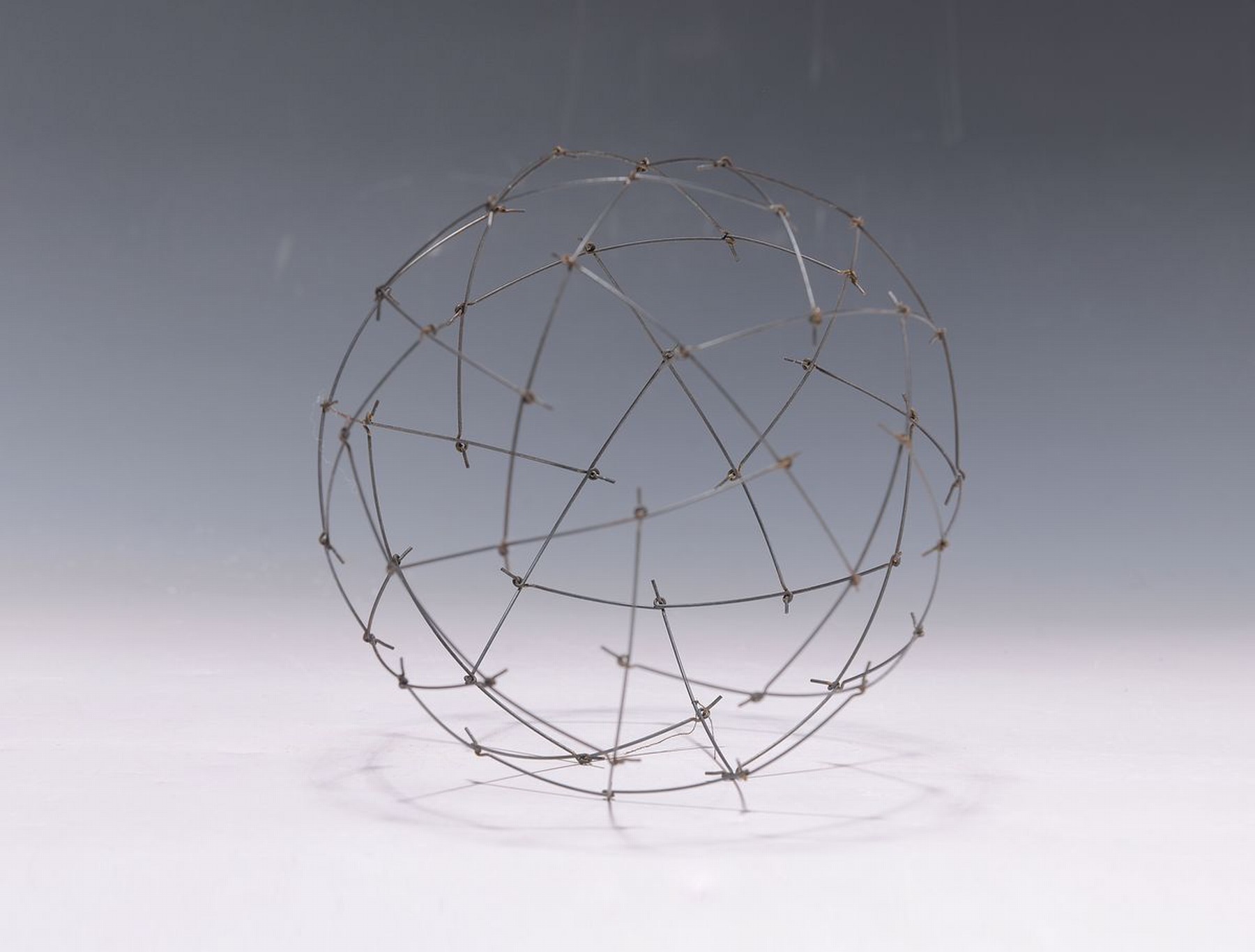 Unbekannter zeitgenössischer Bildhauer, Kugelskulptur aus verbundenen Drahtstücken, D. ca. 16.5cm
