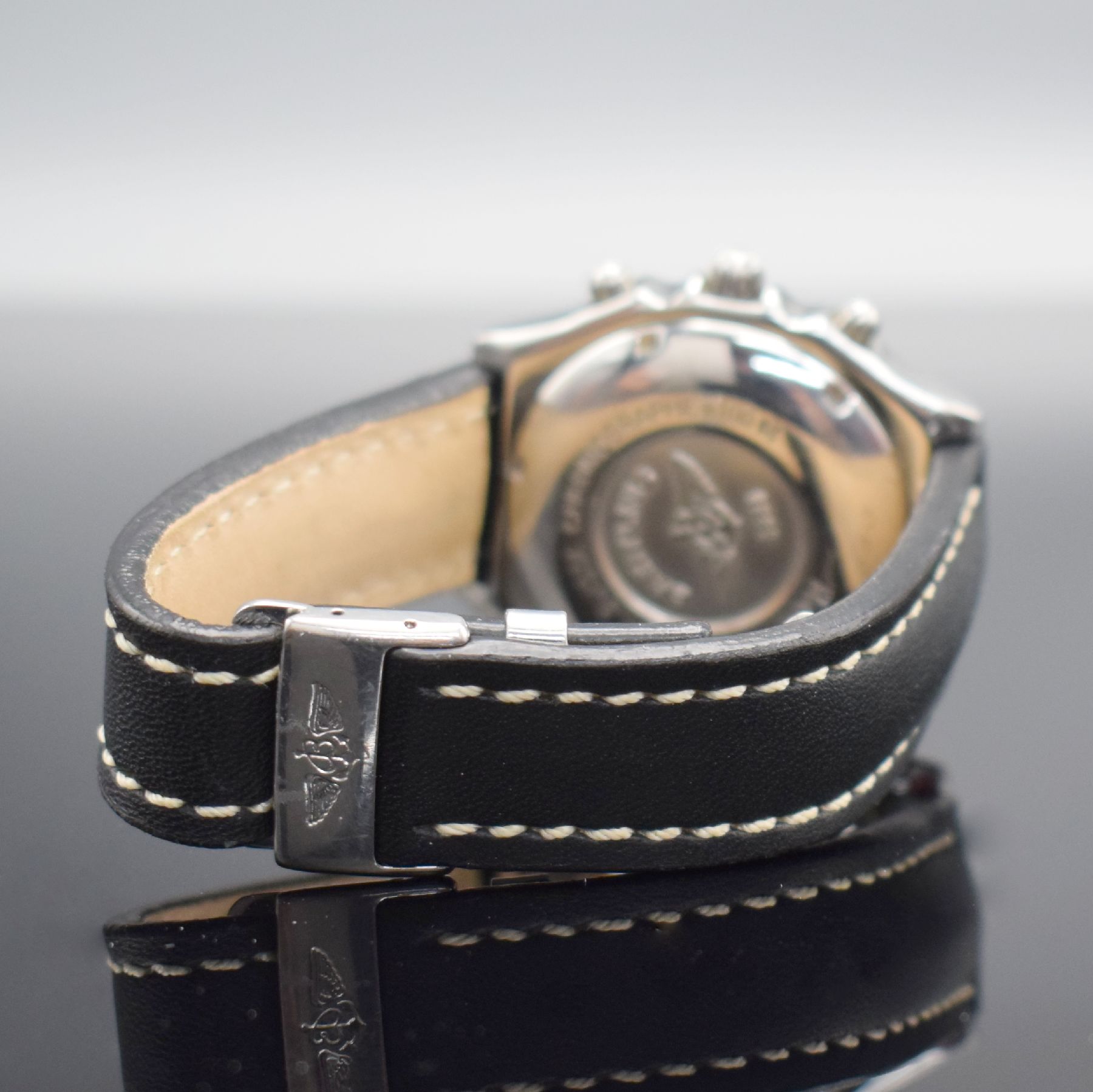 Detail b: BREITLING Chronomat Herrenarmbanduhr mit Chronograph, Schweiz um 2000, Automatik, Ref. 13050.1, Edelstahlgeh., Boden & Krone verschr., neutr. ...