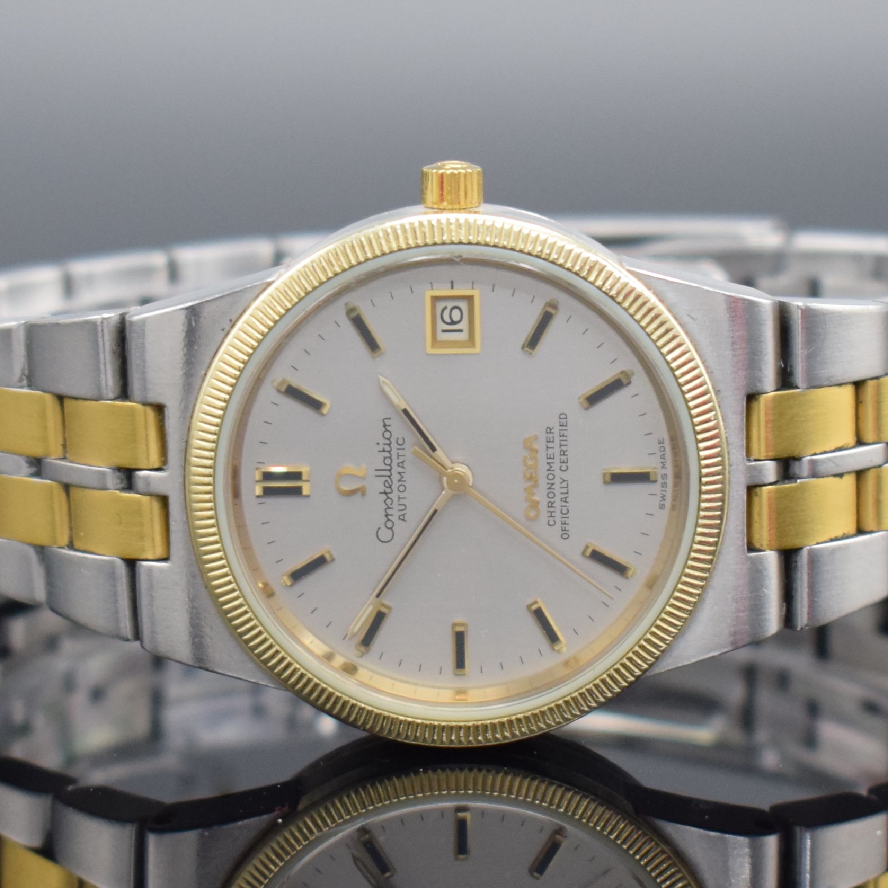 Detail a: OMEGA Constellation Chronometer Herrenarmbanduhr in Stahl/Gold Referenz 168.0055, Schweiz um 1970, Automatik, Boden m. Darst. Sternwarte verschr., ...