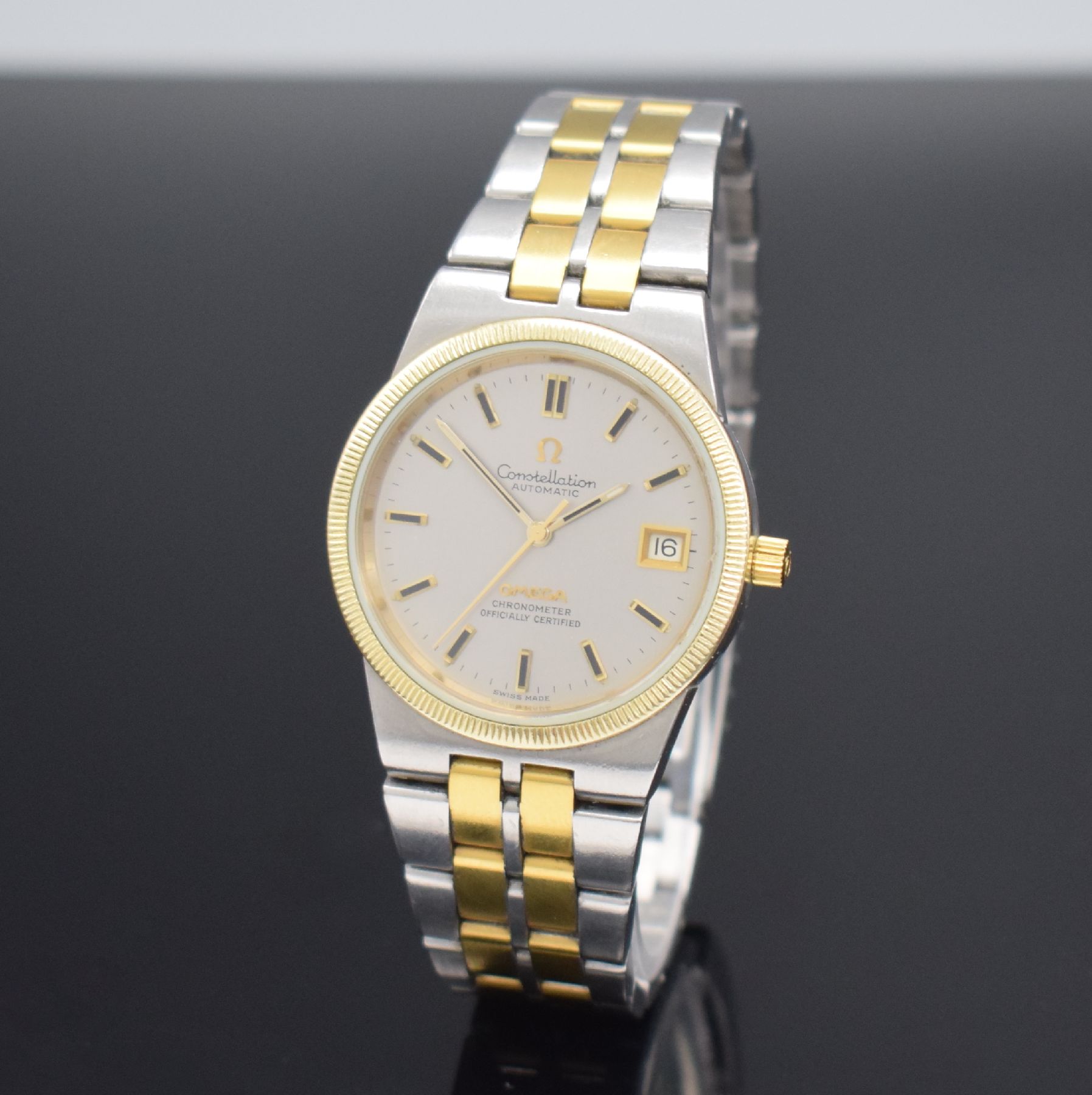 Detail b: OMEGA Constellation Chronometer Herrenarmbanduhr in Stahl/Gold Referenz 168.0055, Schweiz um 1970, Automatik, Boden m. Darst. Sternwarte verschr., ...