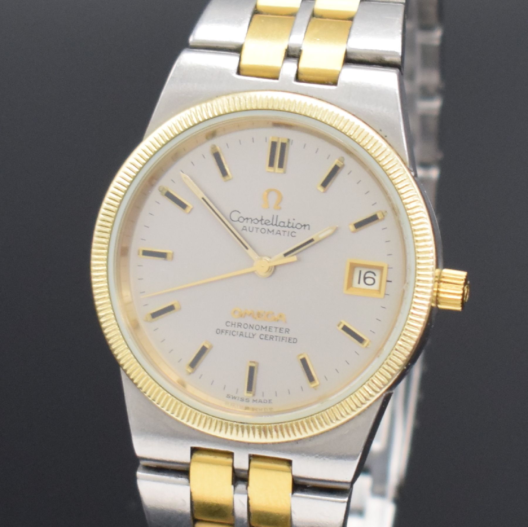 Detail c: OMEGA Constellation Chronometer Herrenarmbanduhr in Stahl/Gold Referenz 168.0055, Schweiz um 1970, Automatik, Boden m. Darst. Sternwarte verschr., ...