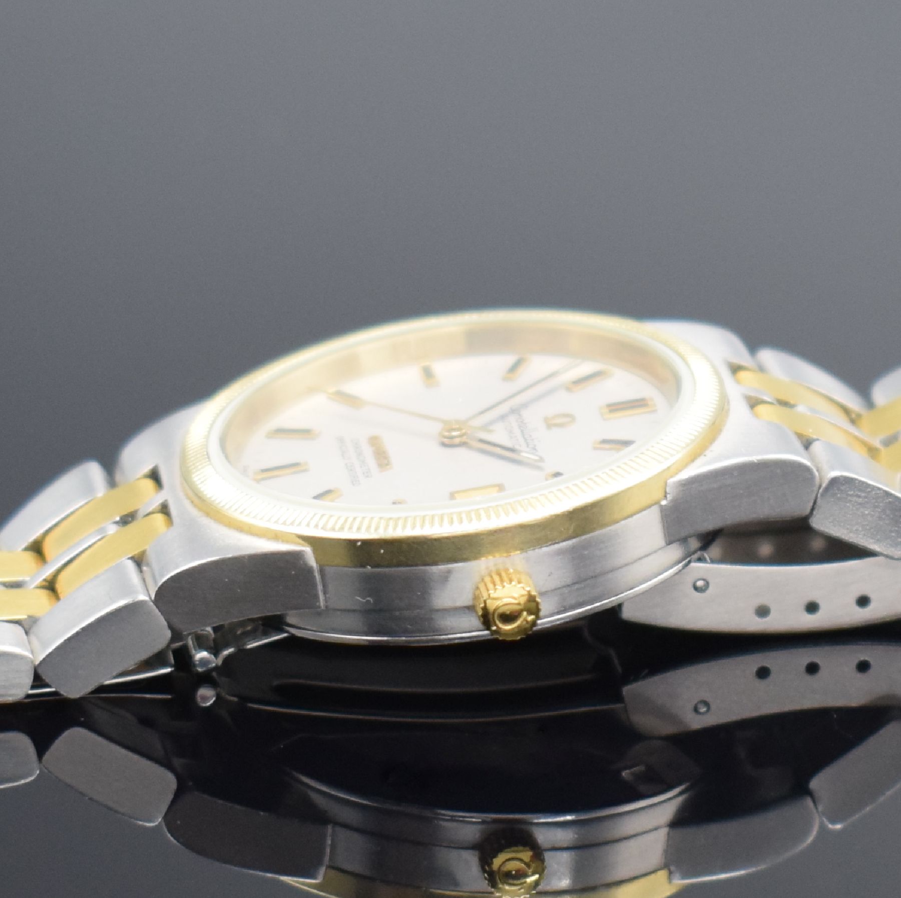 Detail e: OMEGA Constellation Chronometer Herrenarmbanduhr in Stahl/Gold Referenz 168.0055, Schweiz um 1970, Automatik, Boden m. Darst. Sternwarte verschr., ...