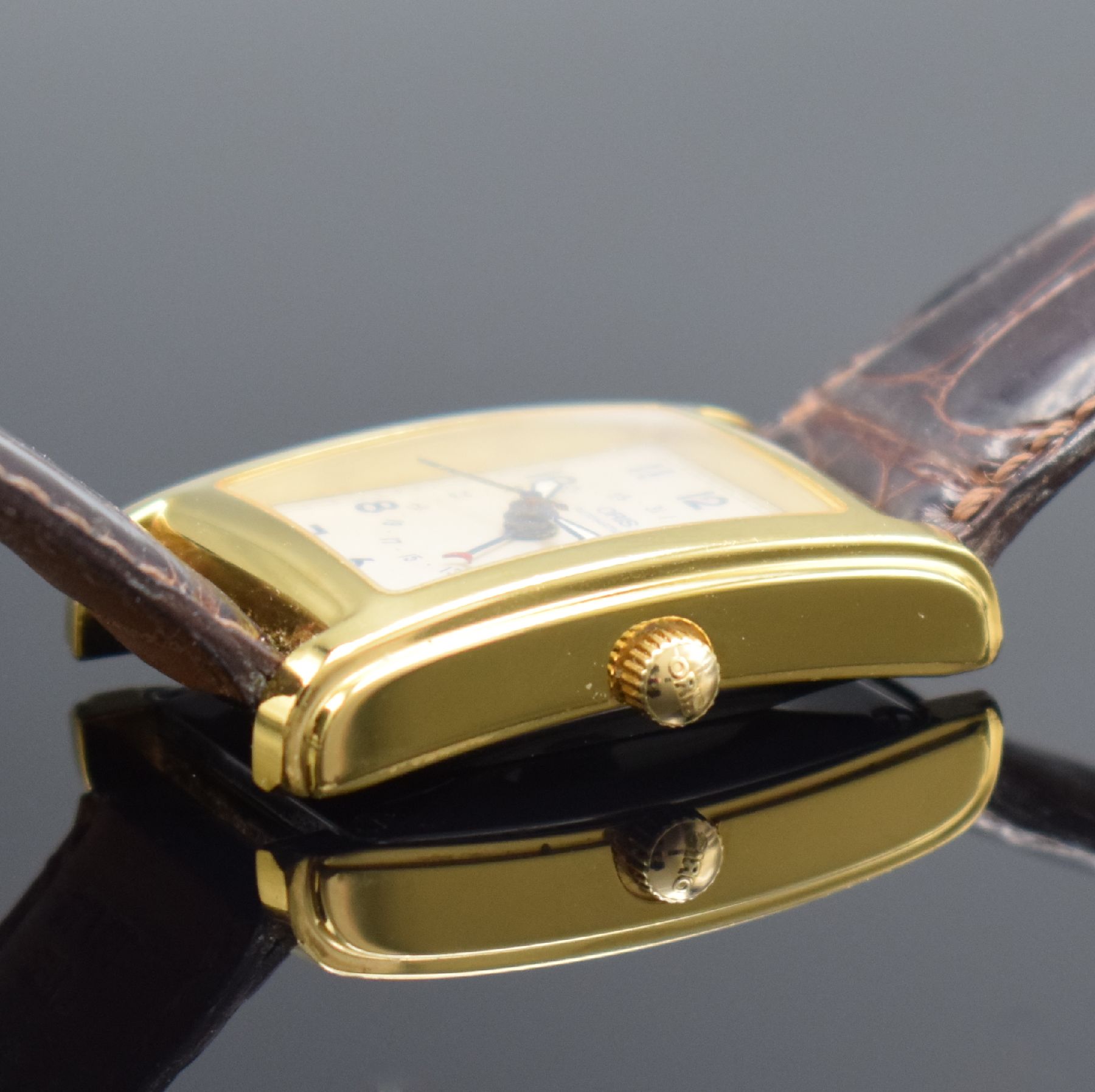 Detail d: ORIS rechteckige vergoldete Armbanduhr mit Zeigerdatum in Stahl, Schweiz um 1995, Ref. B7460, Boden 4-fach verschr., silb. Zifferbl. m. arab. Zahlen, ...