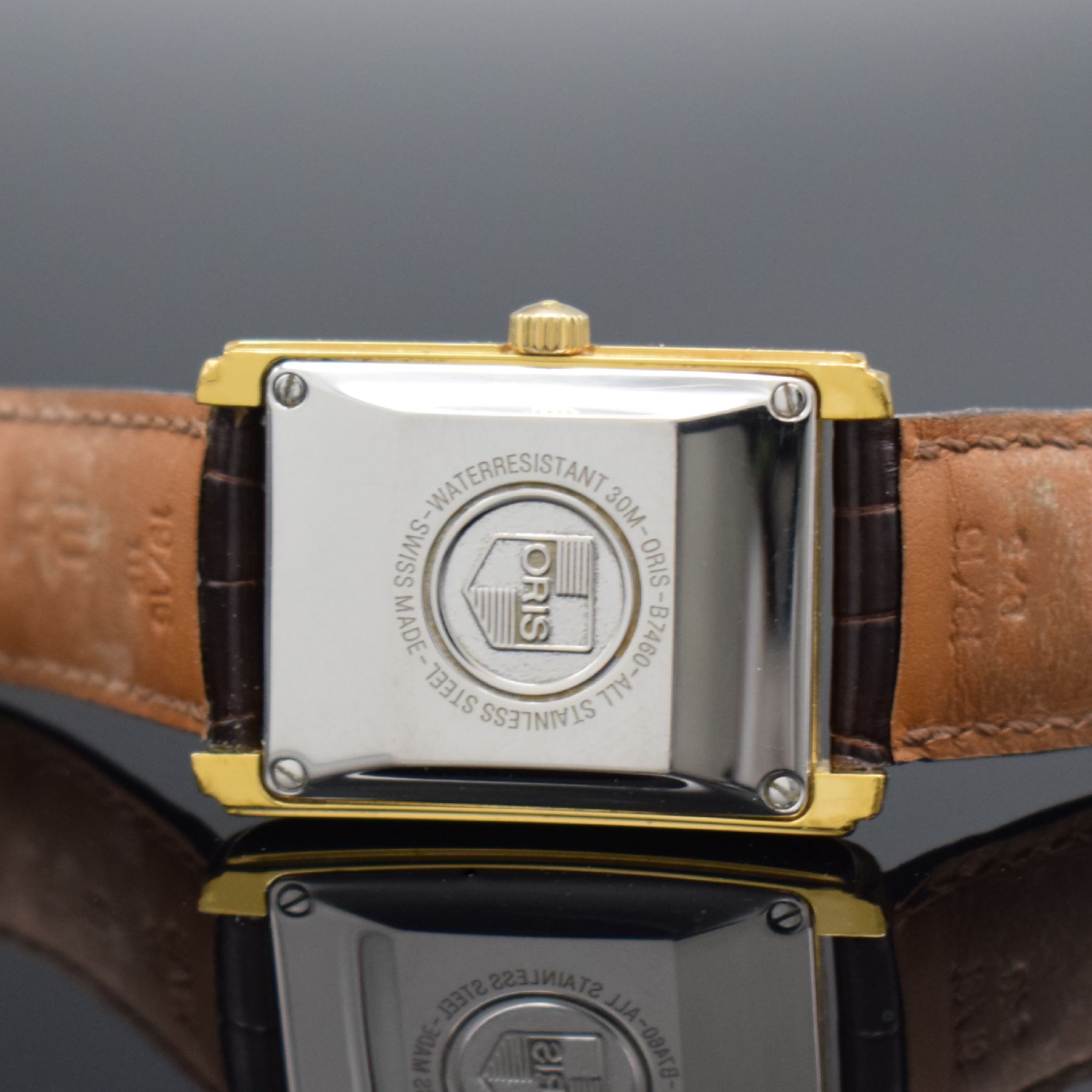 Detail e: ORIS rechteckige vergoldete Armbanduhr mit Zeigerdatum in Stahl, Schweiz um 1995, Ref. B7460, Boden 4-fach verschr., silb. Zifferbl. m. arab. Zahlen, ...