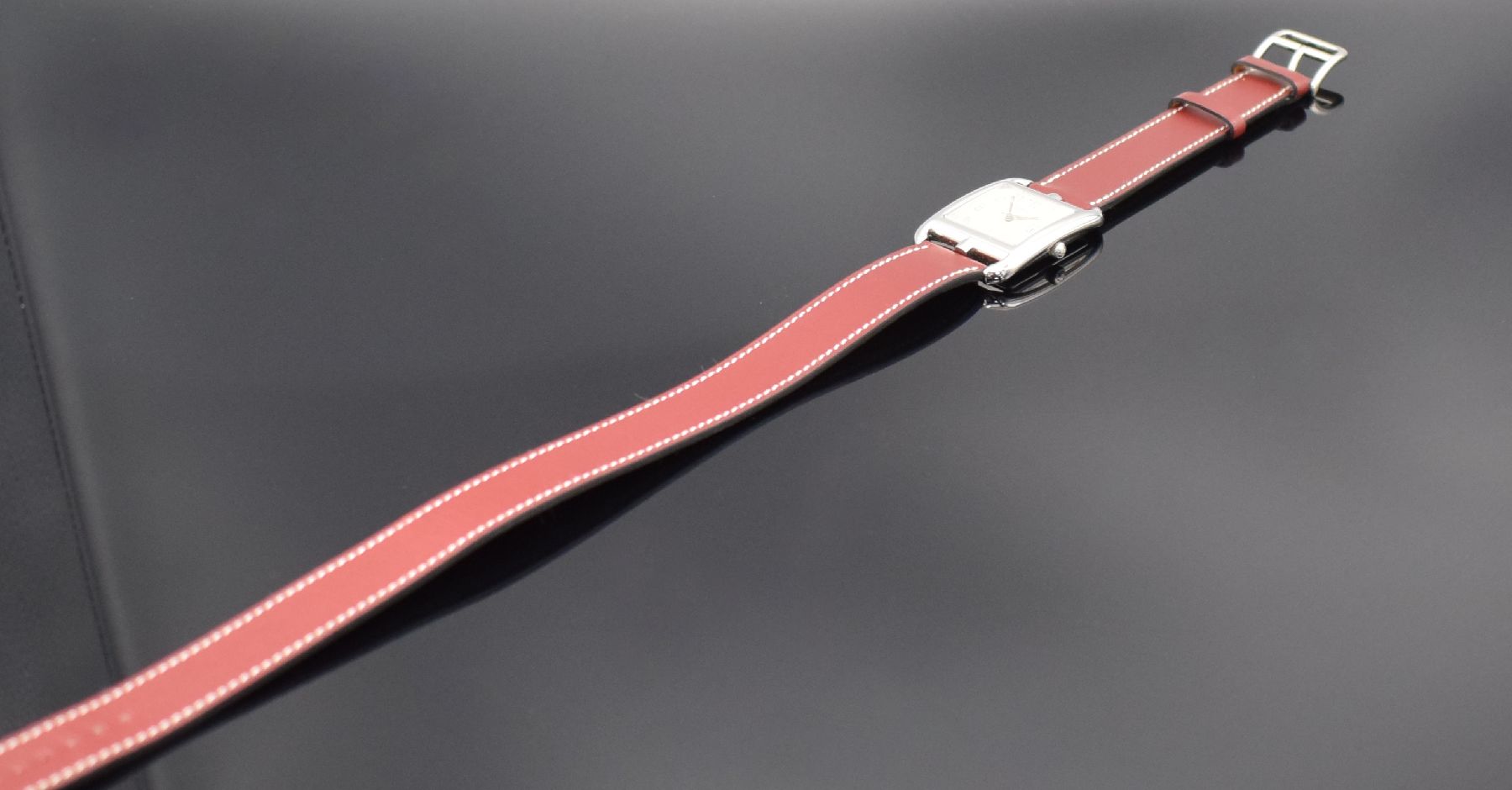 Detail d: HERMES Armbanduhr Serie Cape Cod in Stahl Referenz CC1.710, Schweiz um 2000, Automatik, Boden m. H-Symbolik 4-fach verschr., orig. Lederband m. ...