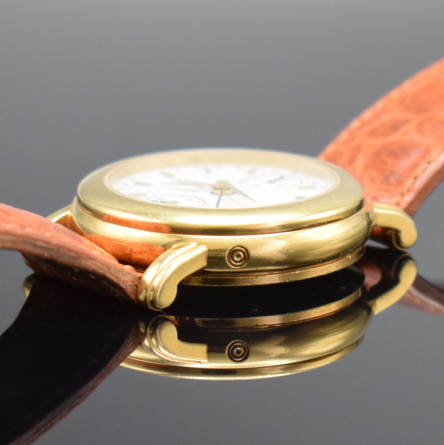 Detail e: MOVADO 1881 Herrenarmbanduhr in GG 750/000, Schweiz um 1995, Automatik, Ref. 40.B2.870, Boden 6-fach verschr. (1 Schr. zu ers.), orig. Lederband m. ...