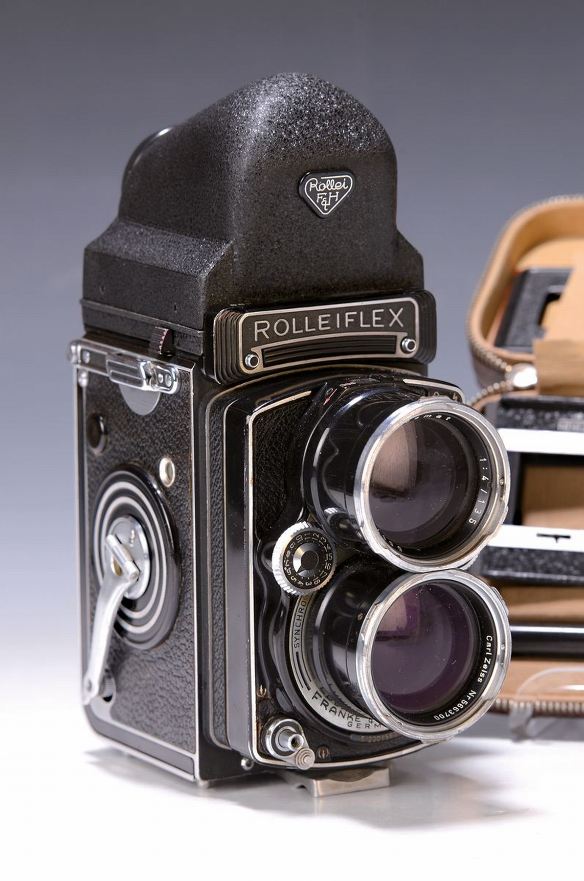 Detail b: Tele-Rolleiflex, Franke & Heidecke, Seriennr. S 2301583, doppeläugige Spiegelreflexkamera, Synchro Compur Verschluß, Sonnar 1:4 135 mm und ...