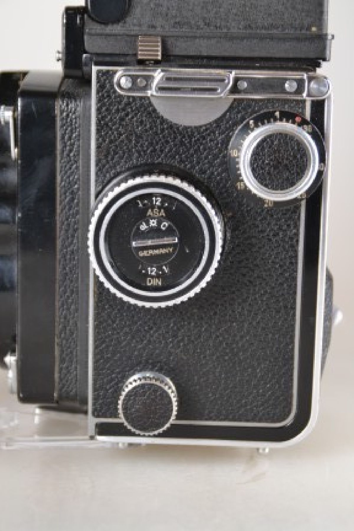 Detail d: Tele-Rolleiflex, Franke & Heidecke, Seriennr. S 2301583, doppeläugige Spiegelreflexkamera, Synchro Compur Verschluß, Sonnar 1:4 135 mm und ...