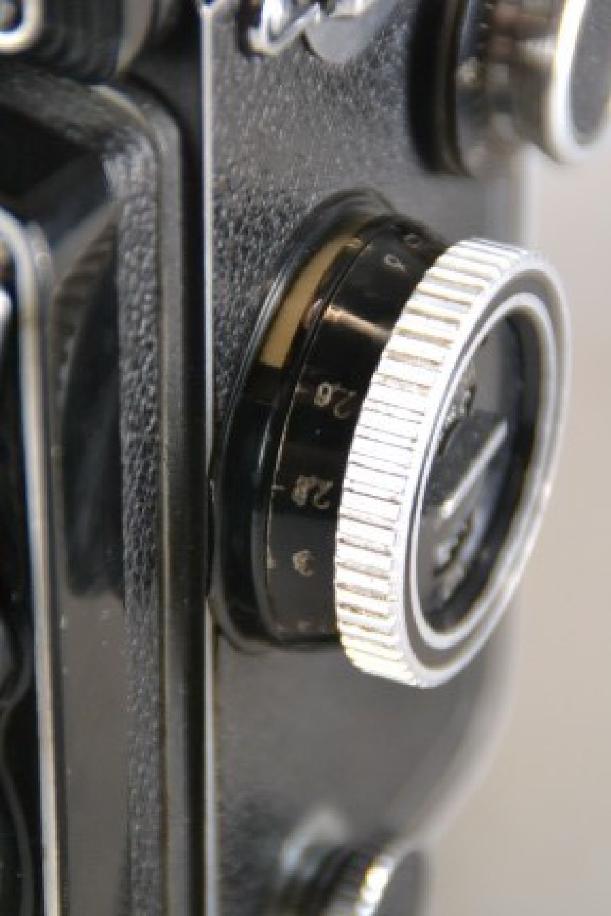 Detail e: Tele-Rolleiflex, Franke & Heidecke, Seriennr. S 2301583, doppeläugige Spiegelreflexkamera, Synchro Compur Verschluß, Sonnar 1:4 135 mm und ...