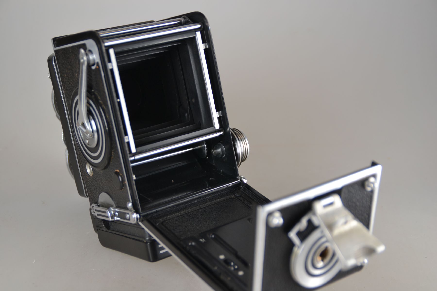 Detail i: Tele-Rolleiflex, Franke & Heidecke, Seriennr. S 2301583, doppeläugige Spiegelreflexkamera, Synchro Compur Verschluß, Sonnar 1:4 135 mm und ...