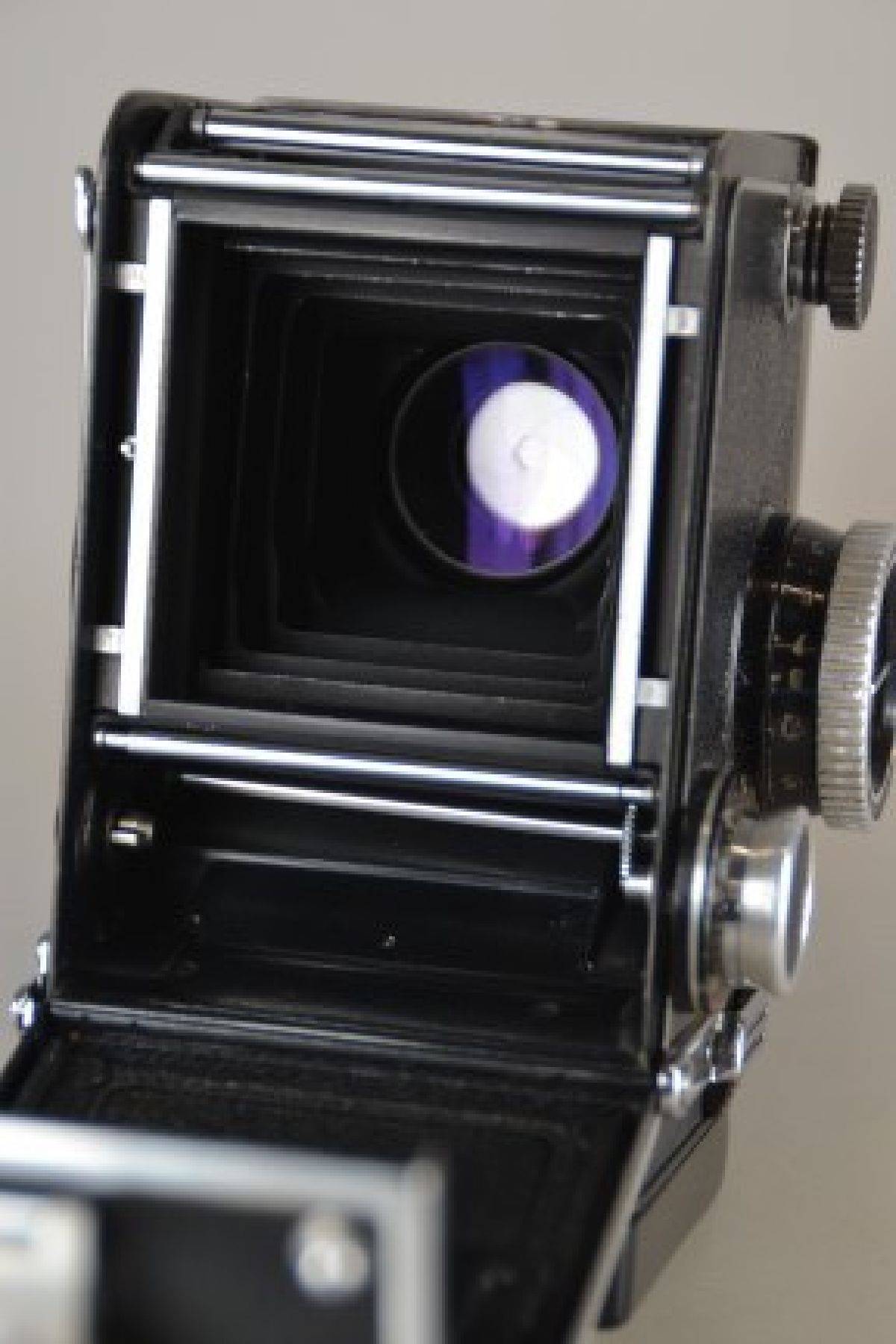 Detail j: Tele-Rolleiflex, Franke & Heidecke, Seriennr. S 2301583, doppeläugige Spiegelreflexkamera, Synchro Compur Verschluß, Sonnar 1:4 135 mm und ...