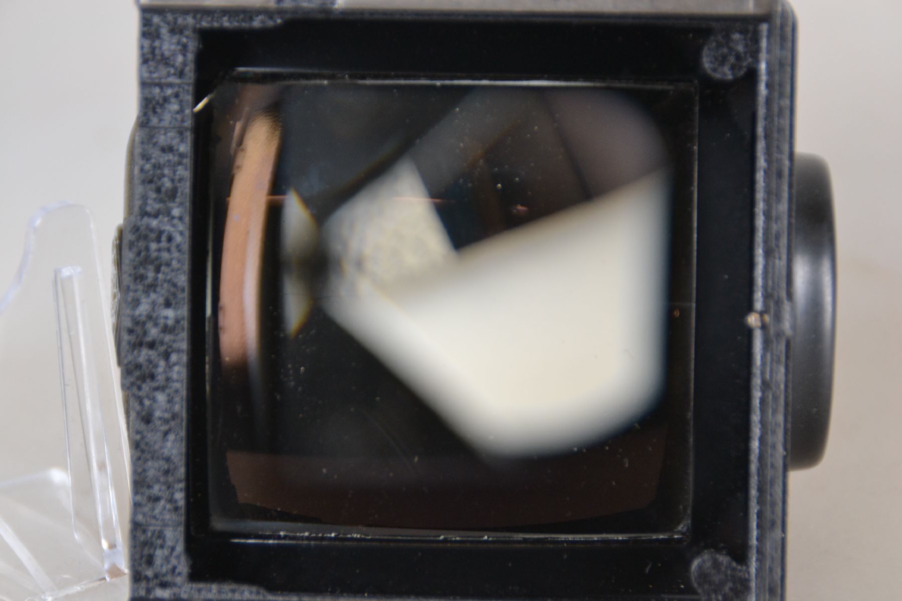 Detail l: Tele-Rolleiflex, Franke & Heidecke, Seriennr. S 2301583, doppeläugige Spiegelreflexkamera, Synchro Compur Verschluß, Sonnar 1:4 135 mm und ...