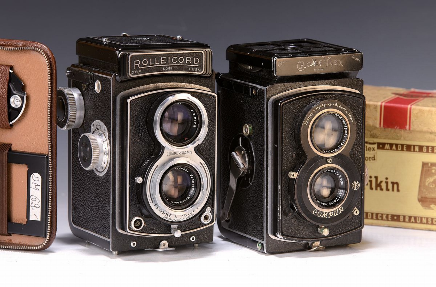Zwei 6 x 6 Kameras, Heincke & Franke, Rolleiflex Old Standard 1932-38, Zeiss Tessar 4.5/75mm, Ledertasche, def. und Rolleicord III, 1950-53, Xenar ...