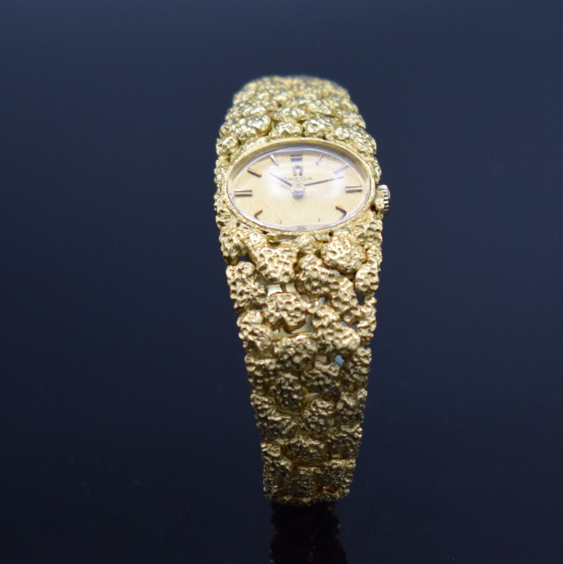 Detail a: OMEGA Rocaille D´Or feine und ausgefallene Damenarmbanduhr in GG 750/000 Referenz 7-8202, Handaufzug, Schweiz um 1969, Design von Gilbert Albert, ...