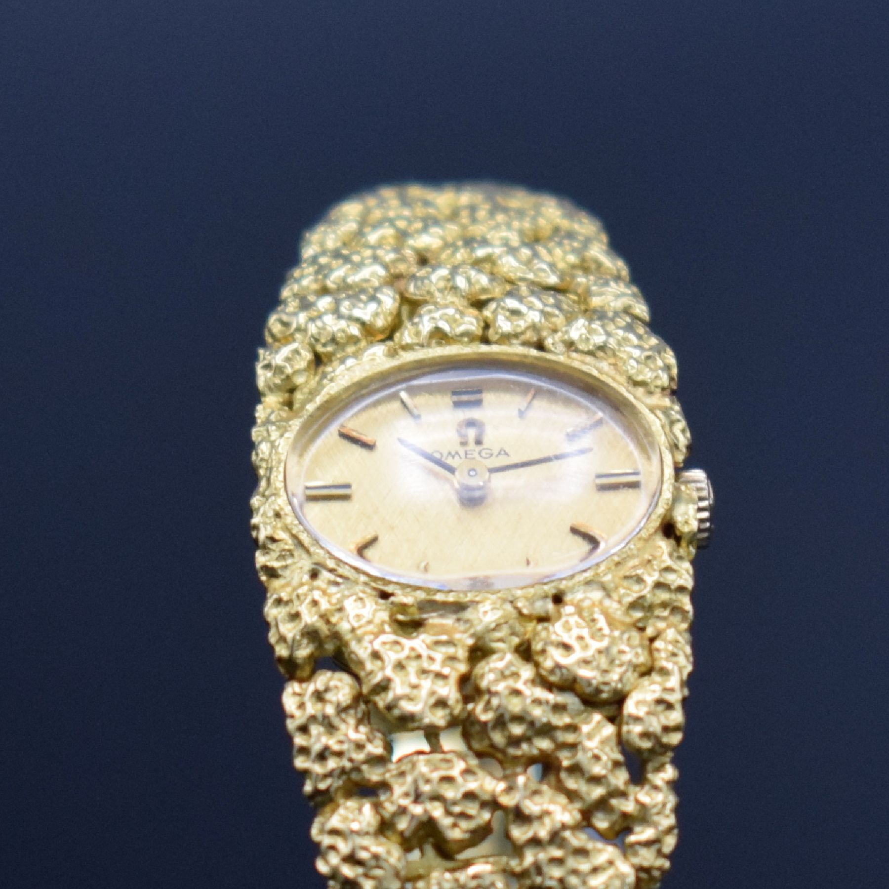 Detail b: OMEGA Rocaille D´Or feine und ausgefallene Damenarmbanduhr in GG 750/000 Referenz 7-8202, Handaufzug, Schweiz um 1969, Design von Gilbert Albert, ...