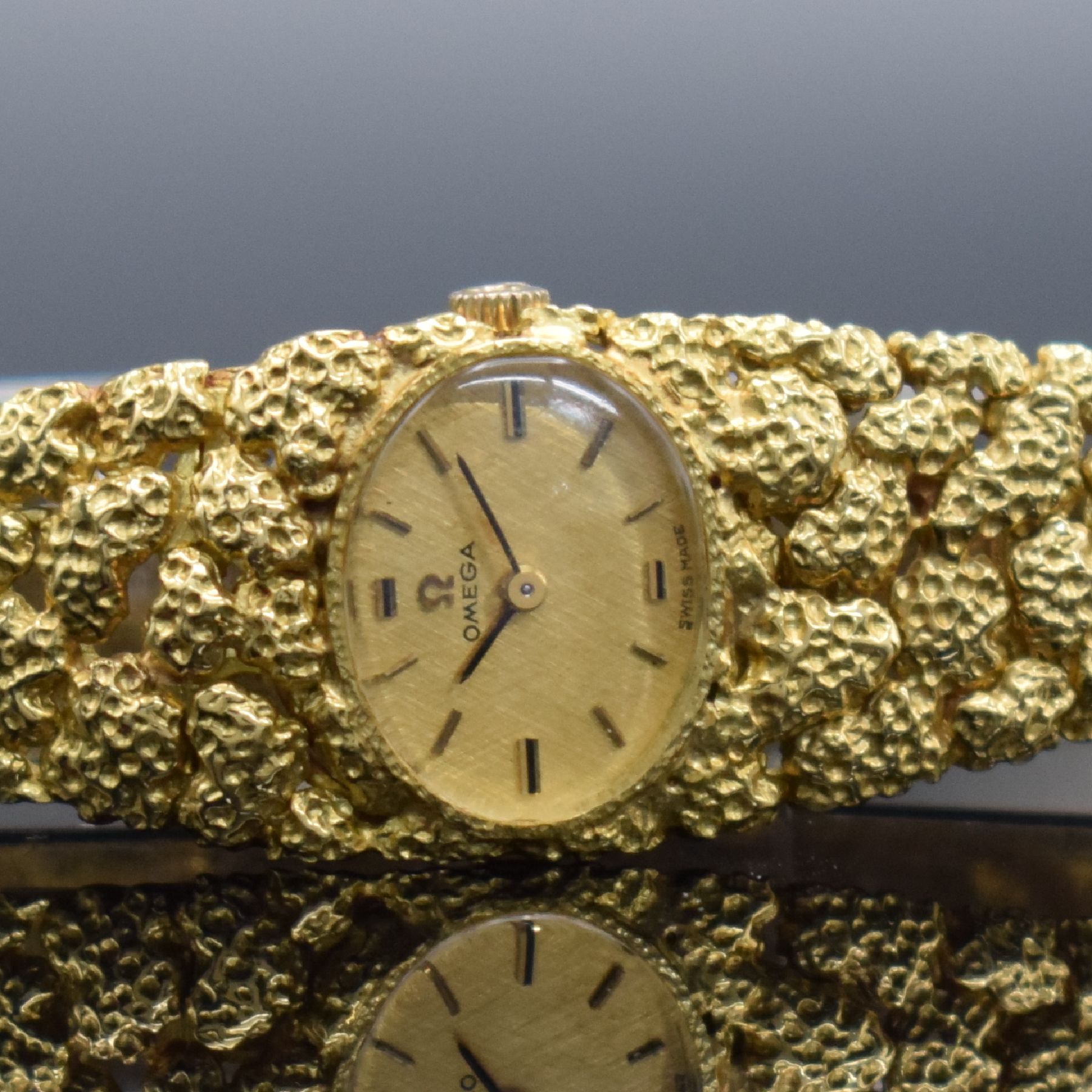 Detail l: OMEGA Rocaille D´Or feine und ausgefallene Damenarmbanduhr in GG 750/000 Referenz 7-8202, Handaufzug, Schweiz um 1969, Design von Gilbert Albert, ...