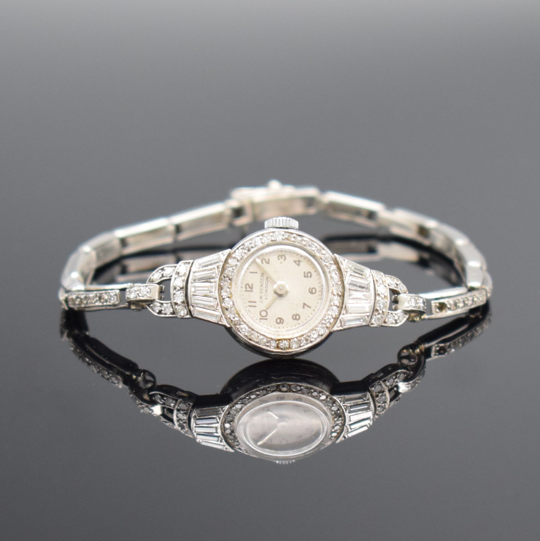 Art Deco Damenarmbanduhr in Platin mit Diamanten, Schweiz um 1930, Handaufzug, Scharnierboden, Geh. & Band aufw. m. Diamanten bes. (zus. ca. 1,2 ct), ...