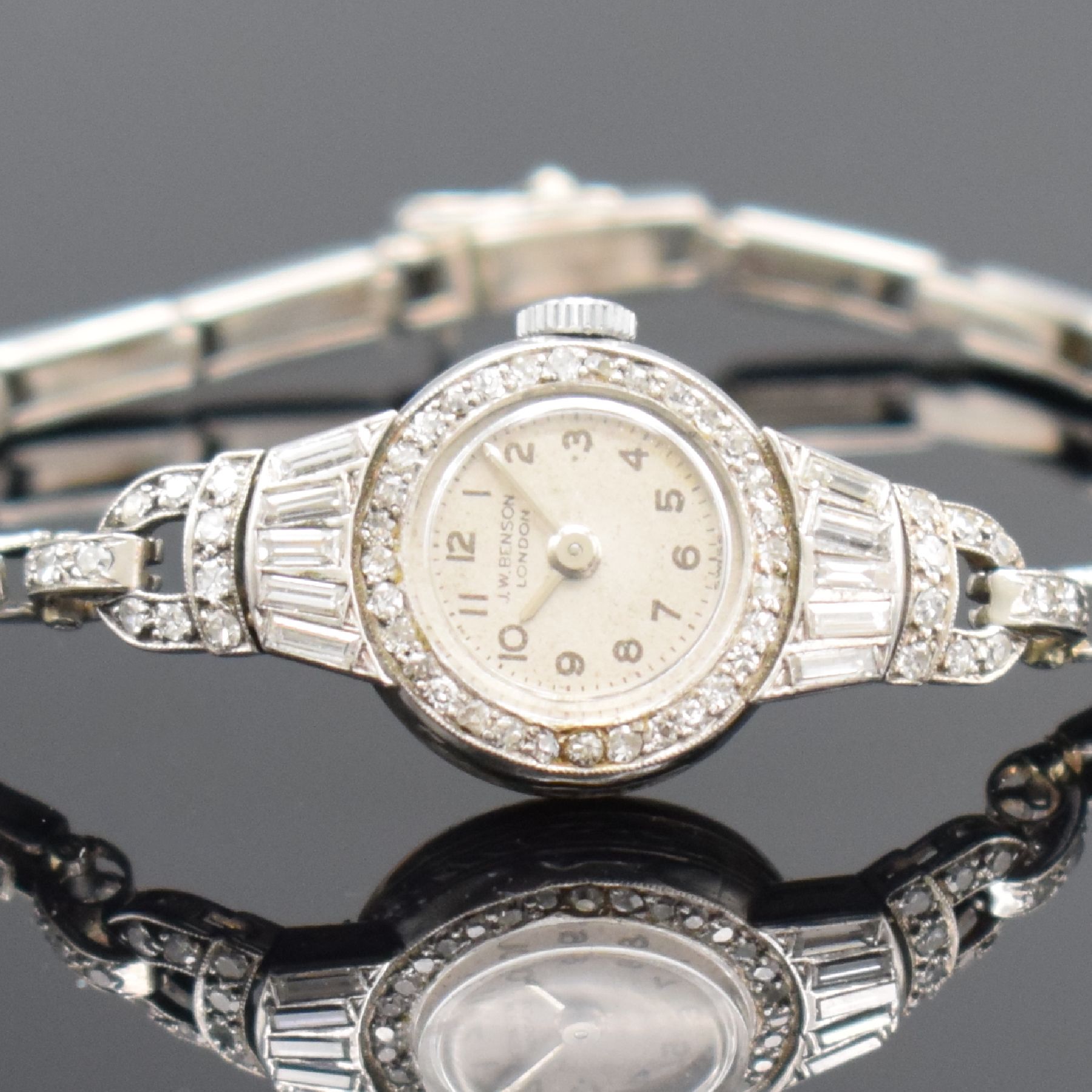Detail a: Art Deco Damenarmbanduhr in Platin mit Diamanten, Schweiz um 1930, Handaufzug, Scharnierboden, Geh. & Band aufw. m. Diamanten bes. (zus. ca. 1,2 ct), ...
