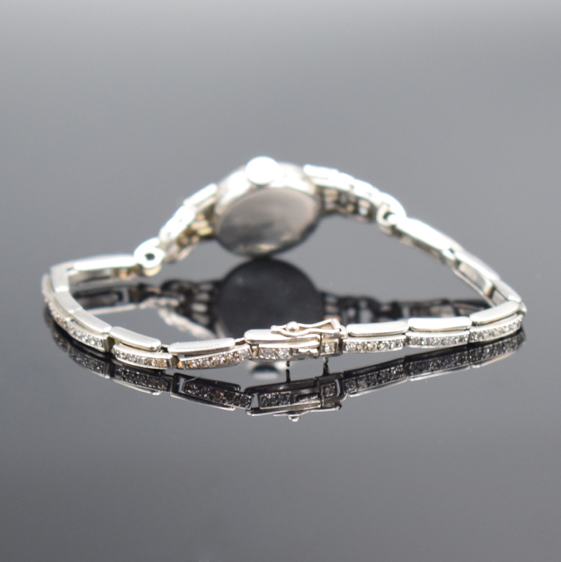 Detail b: Art Deco Damenarmbanduhr in Platin mit Diamanten, Schweiz um 1930, Handaufzug, Scharnierboden, Geh. & Band aufw. m. Diamanten bes. (zus. ca. 1,2 ct), ...