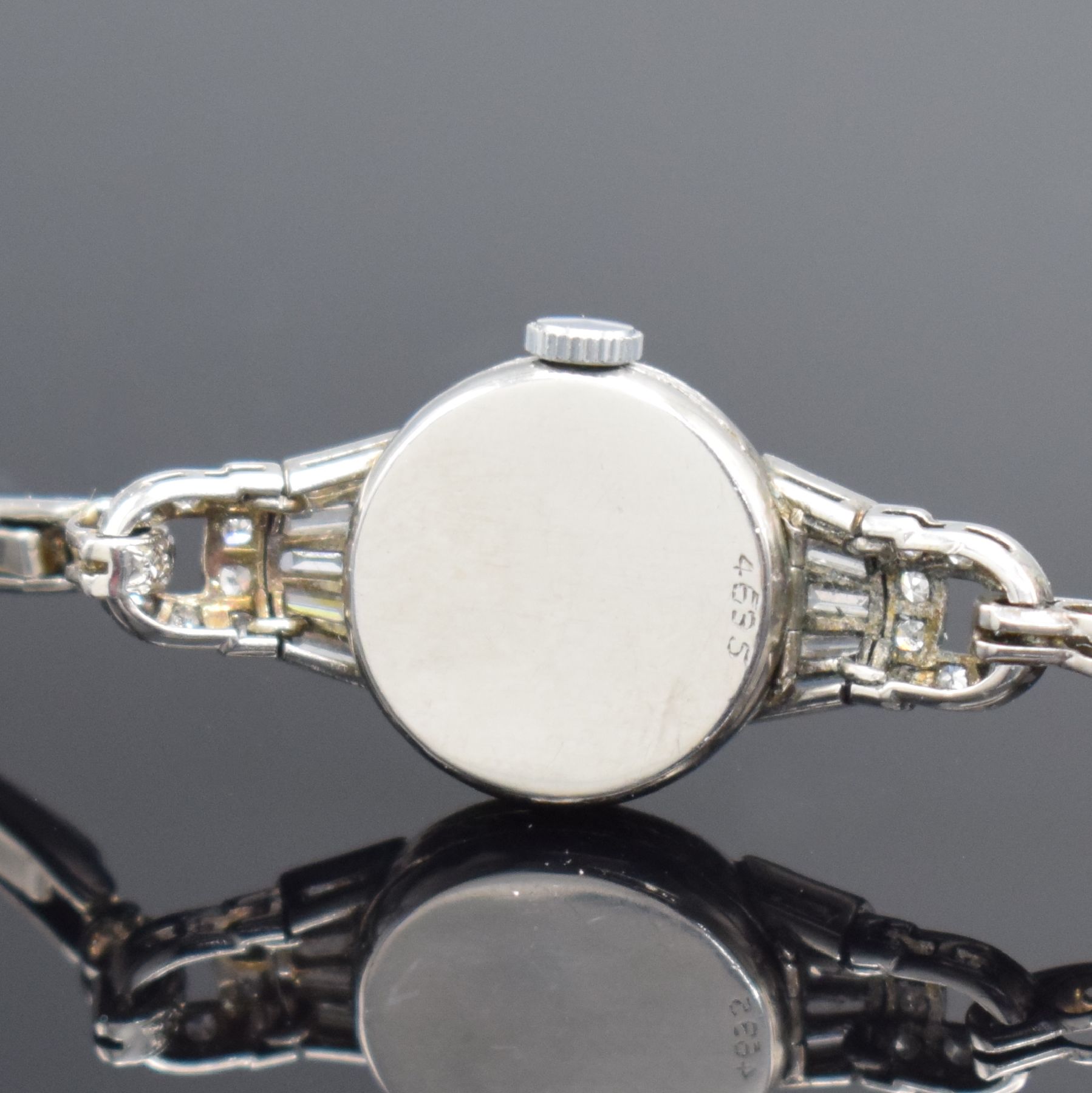 Detail c: Art Deco Damenarmbanduhr in Platin mit Diamanten, Schweiz um 1930, Handaufzug, Scharnierboden, Geh. & Band aufw. m. Diamanten bes. (zus. ca. 1,2 ct), ...