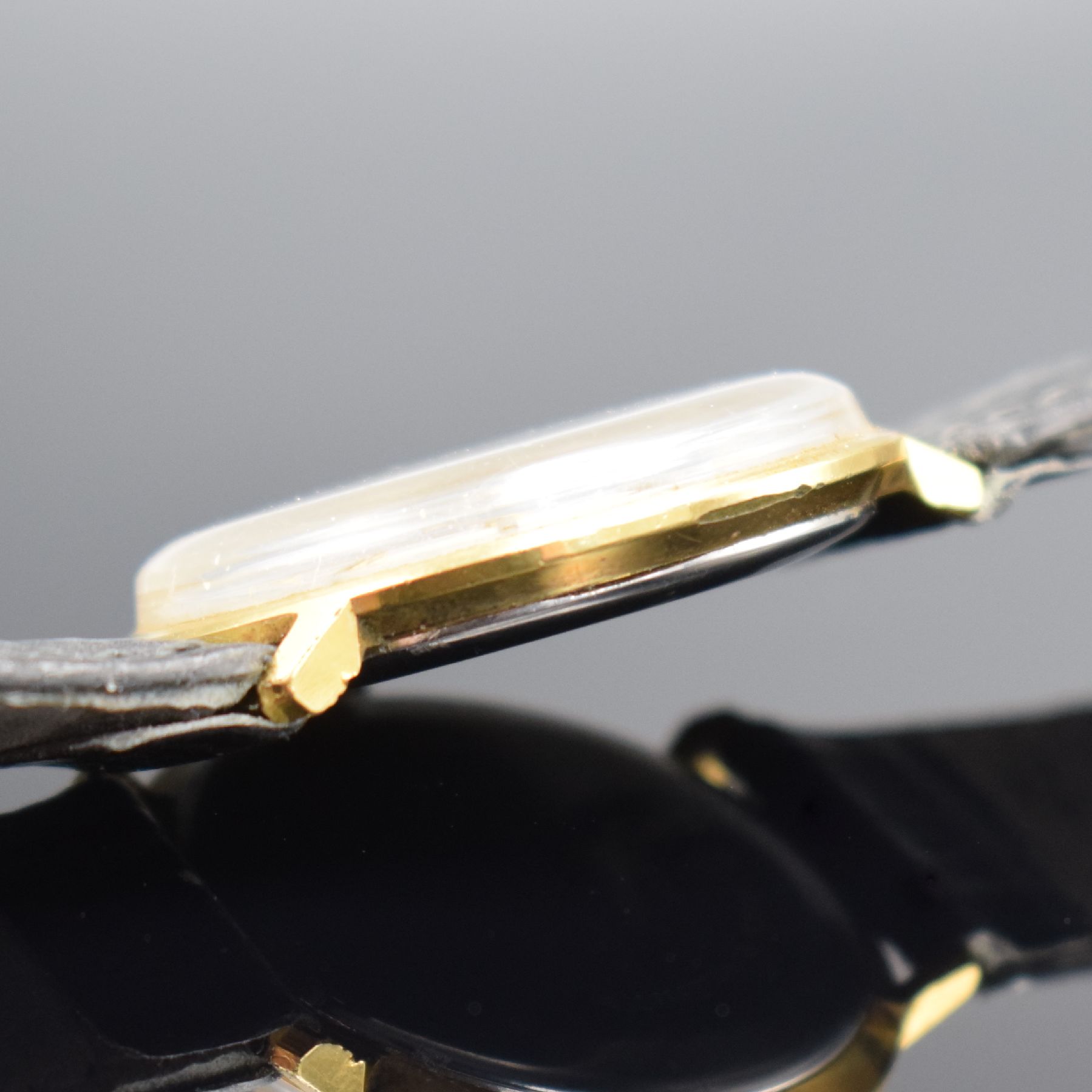 Detail d: JUNGHANS Chronometer vergoldete Herrenarmbanduhr Kaliber 85/10, Deutschland um 1955, Handaufzug, Stahlboden aufgedr., Krone neutr. ers., silb. ...