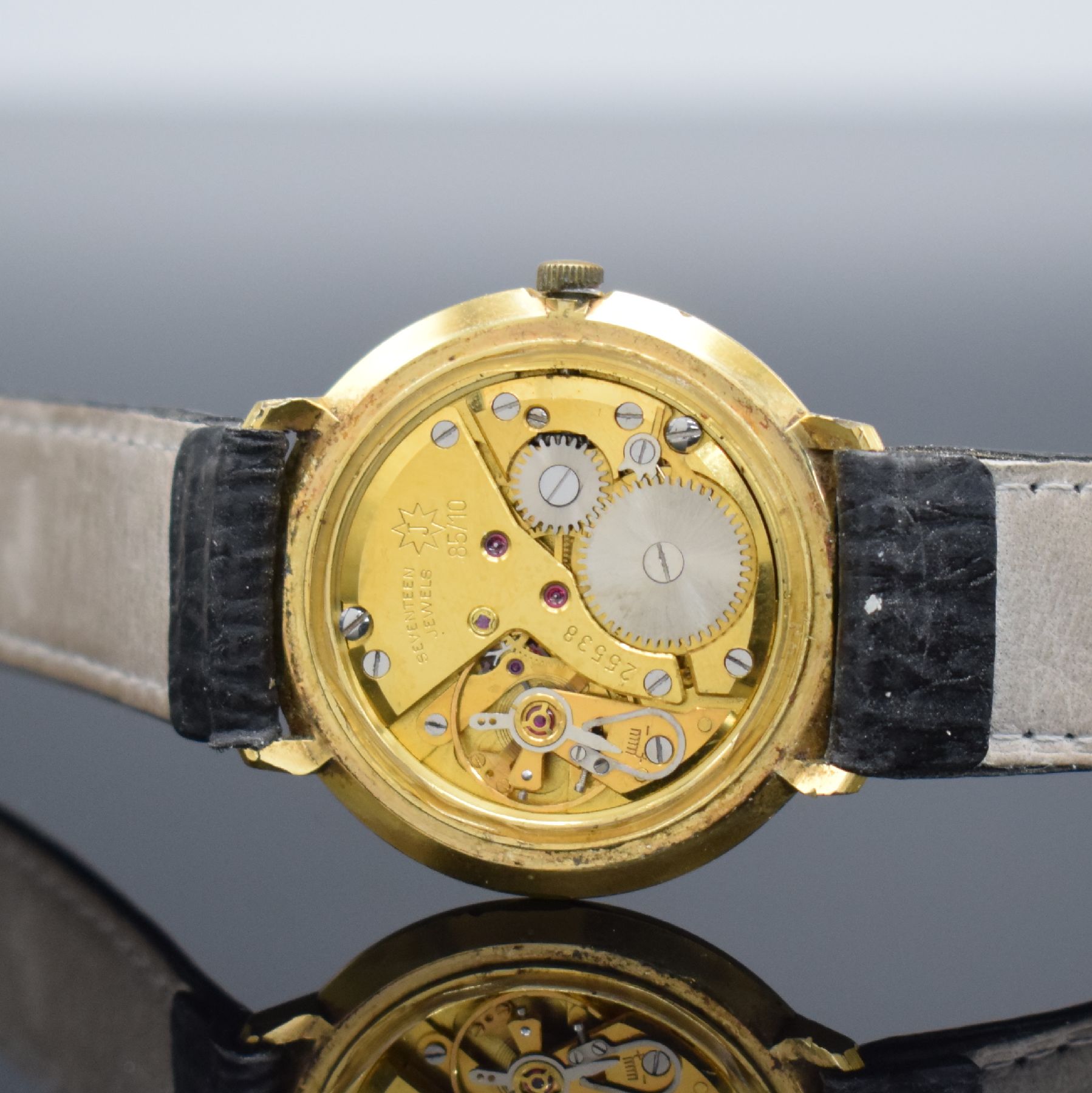 Detail f: JUNGHANS Chronometer vergoldete Herrenarmbanduhr Kaliber 85/10, Deutschland um 1955, Handaufzug, Stahlboden aufgedr., Krone neutr. ers., silb. ...