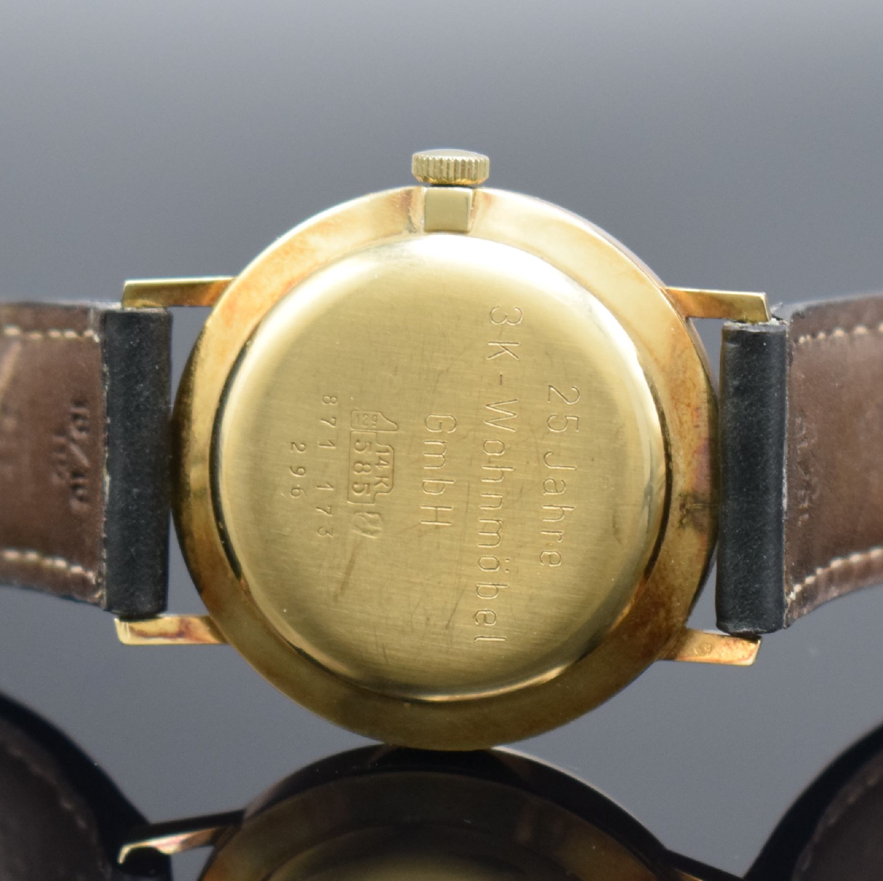 Detail d: DUGENA Armbanduhr in GG 585/000, Schweiz um 1965, Automatik, Geh. angel., Boden m. Widmung aufgedr., gold. Zifferbl. m. aufgel. Std.- Ind., gold. ...