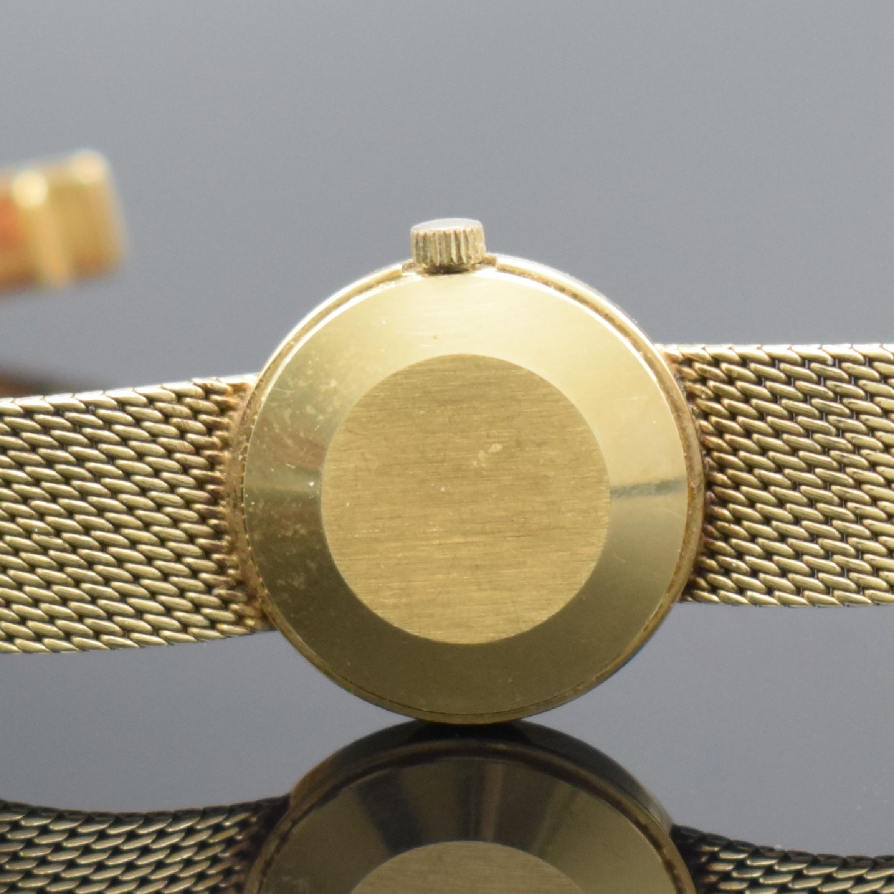 Detail e: TISSOT Damenarmbanduhr in GG 585/000, Schweiz um 1965, Handaufzug, Boden aufgedr., Milanaiseband in GG 585/000, silb. Zifferbl. m. aufgel. Std.-Ind. ...