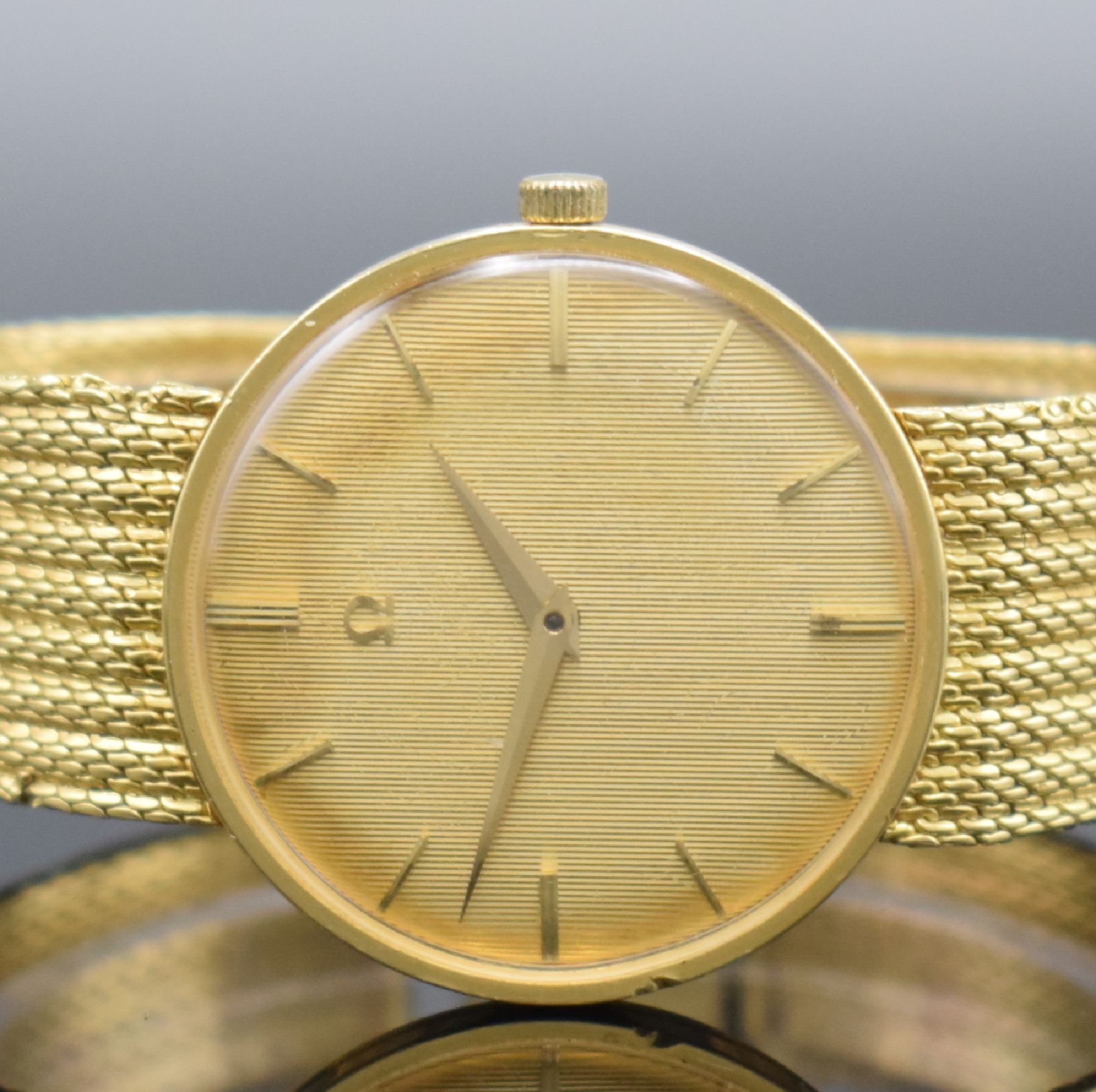 Detail a: OMEGA Herrenarmbanduhr in GG 750/000 Referenz 14372/14376, Schweiz um 1960, Handaufzug, Boden & Glasrand aufgedr., Band altersbed. besch., ...