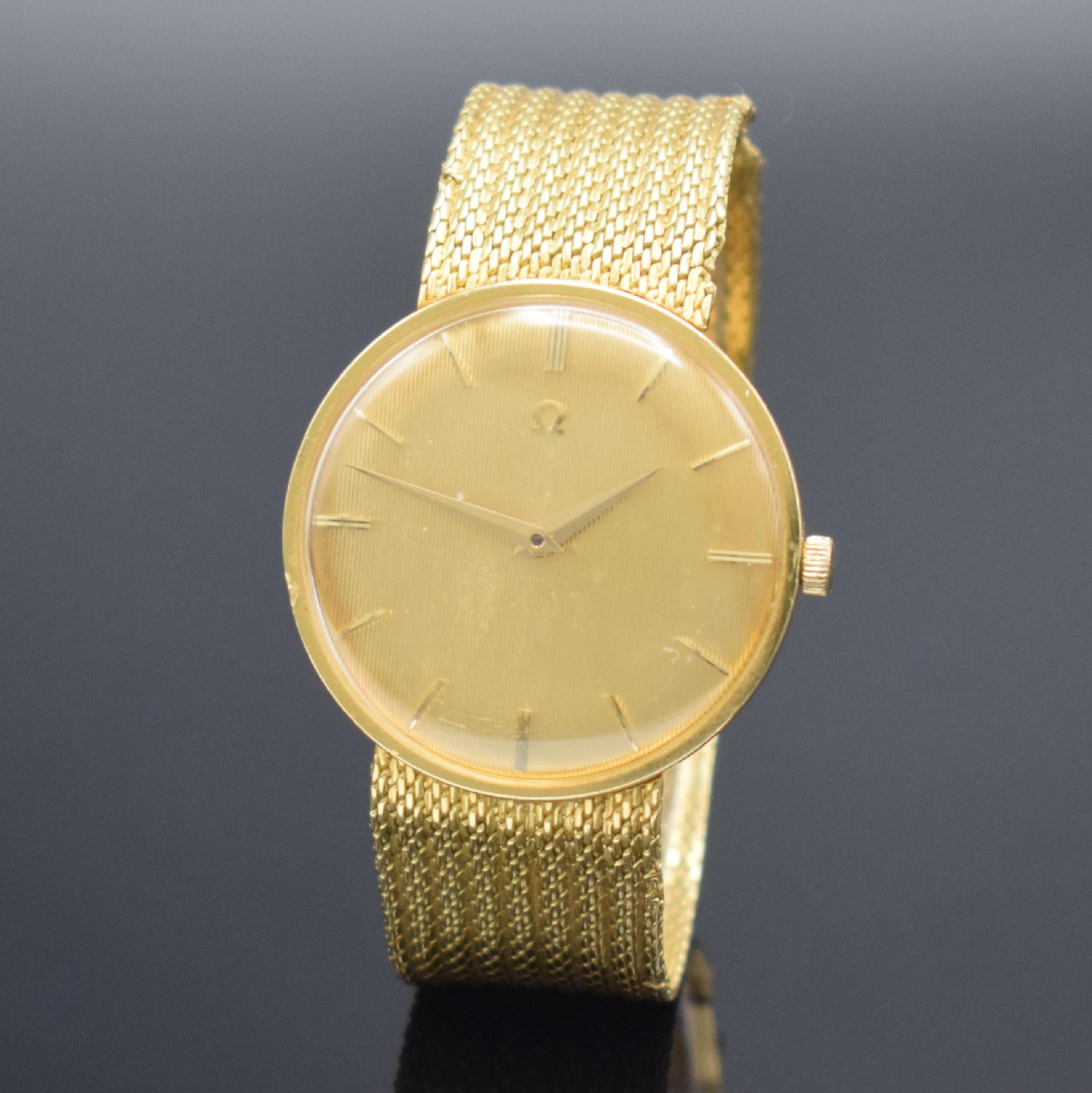 Detail b: OMEGA Herrenarmbanduhr in GG 750/000 Referenz 14372/14376, Schweiz um 1960, Handaufzug, Boden & Glasrand aufgedr., Band altersbed. besch., ...