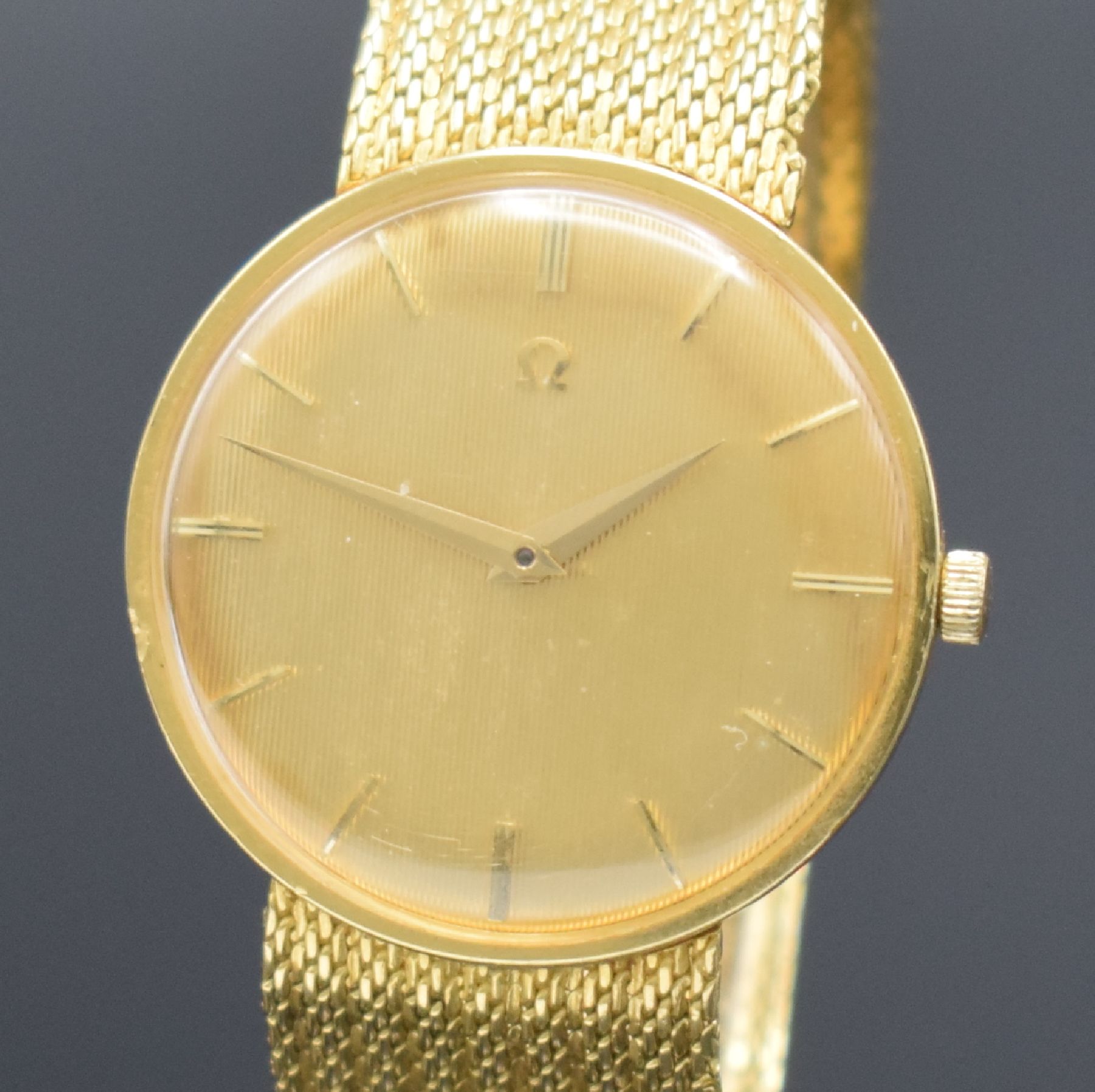 Detail c: OMEGA Herrenarmbanduhr in GG 750/000 Referenz 14372/14376, Schweiz um 1960, Handaufzug, Boden & Glasrand aufgedr., Band altersbed. besch., ...