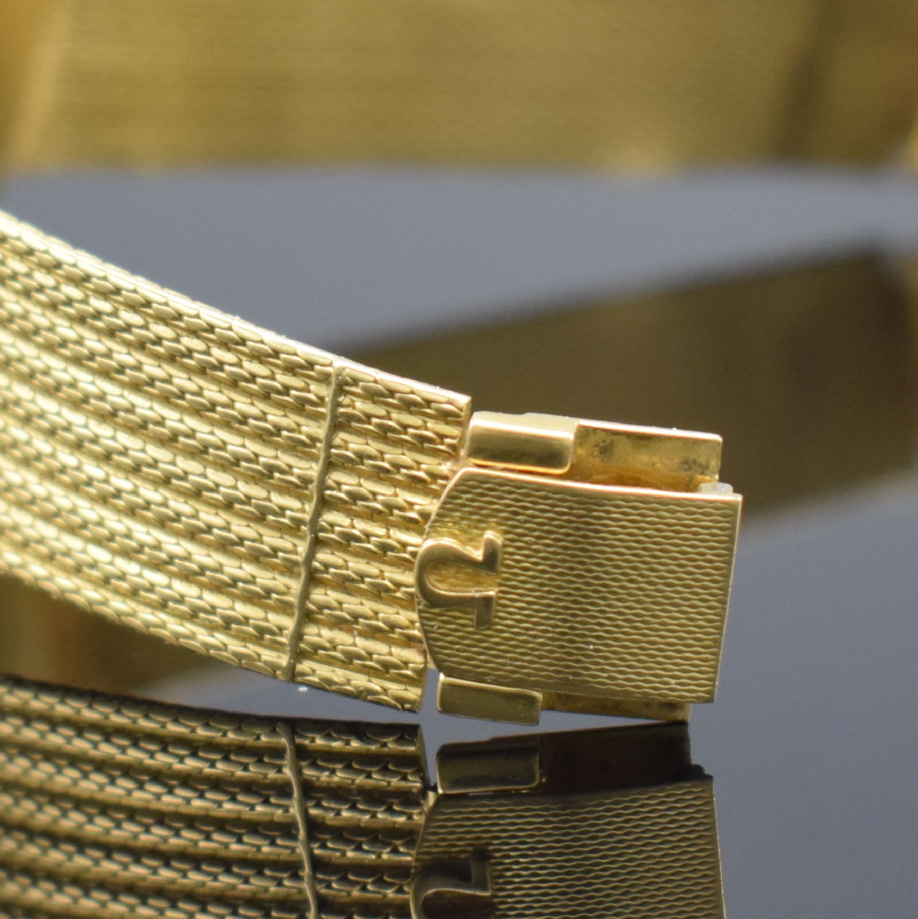 Detail d: OMEGA Herrenarmbanduhr in GG 750/000 Referenz 14372/14376, Schweiz um 1960, Handaufzug, Boden & Glasrand aufgedr., Band altersbed. besch., ...