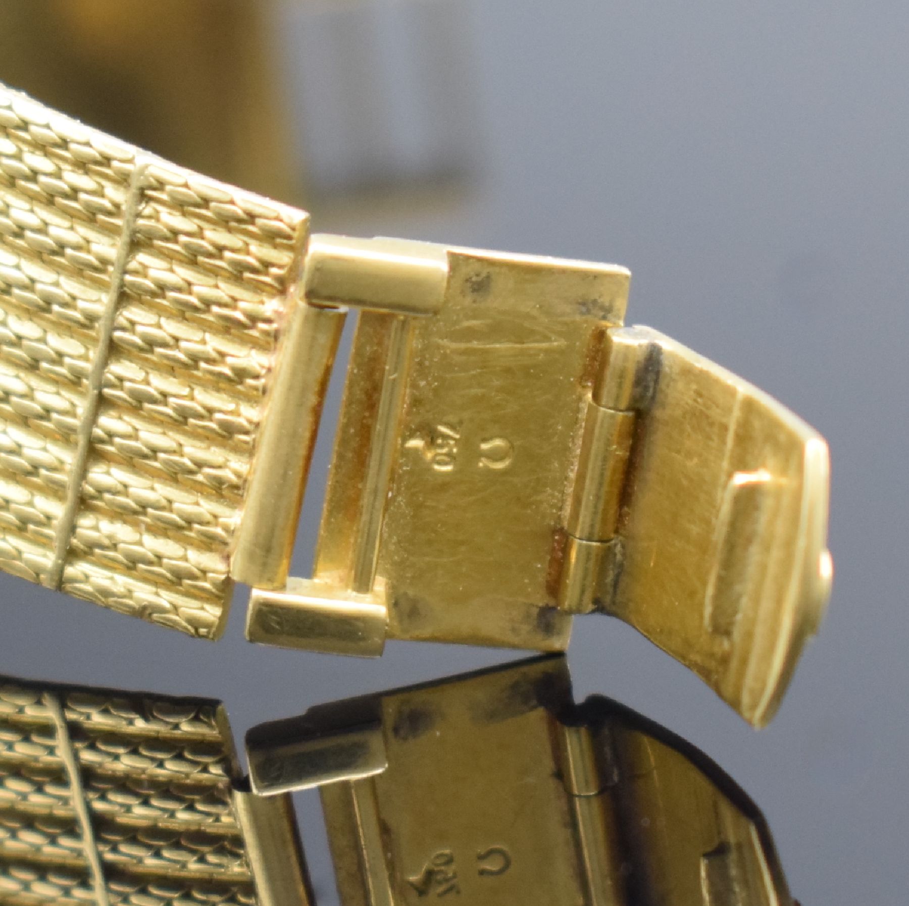 Detail e: OMEGA Herrenarmbanduhr in GG 750/000 Referenz 14372/14376, Schweiz um 1960, Handaufzug, Boden & Glasrand aufgedr., Band altersbed. besch., ...