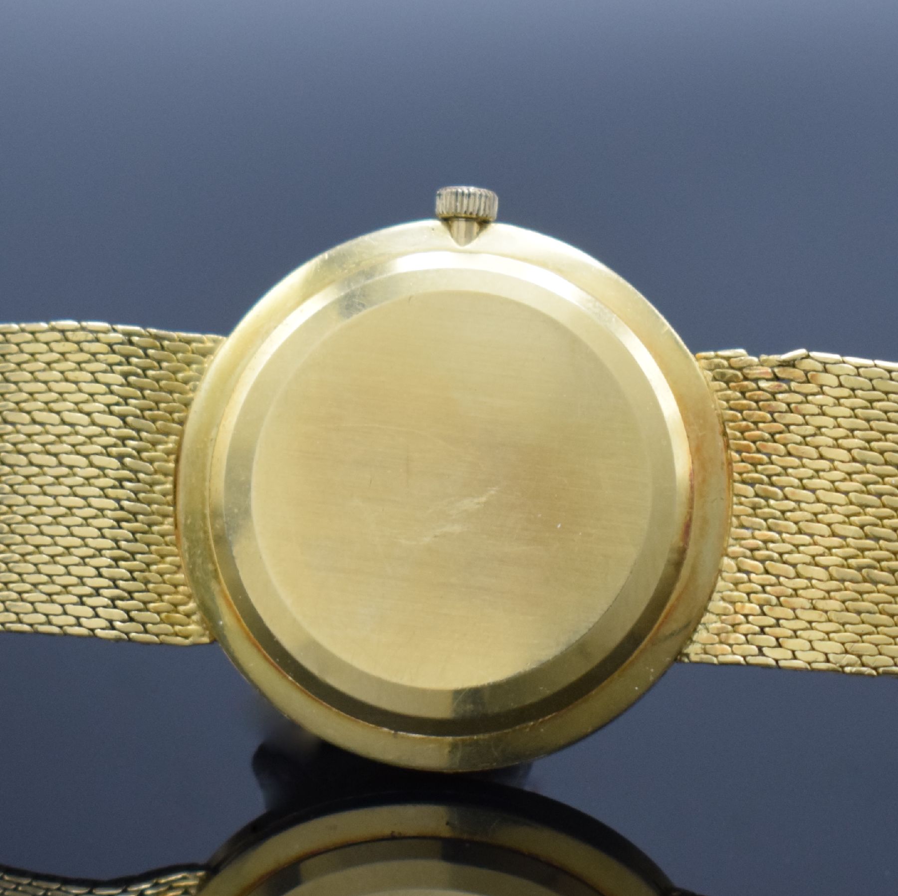 Detail g: OMEGA Herrenarmbanduhr in GG 750/000 Referenz 14372/14376, Schweiz um 1960, Handaufzug, Boden & Glasrand aufgedr., Band altersbed. besch., ...