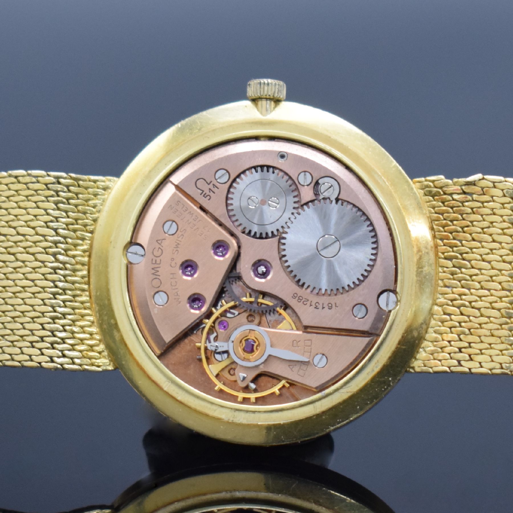Detail h: OMEGA Herrenarmbanduhr in GG 750/000 Referenz 14372/14376, Schweiz um 1960, Handaufzug, Boden & Glasrand aufgedr., Band altersbed. besch., ...