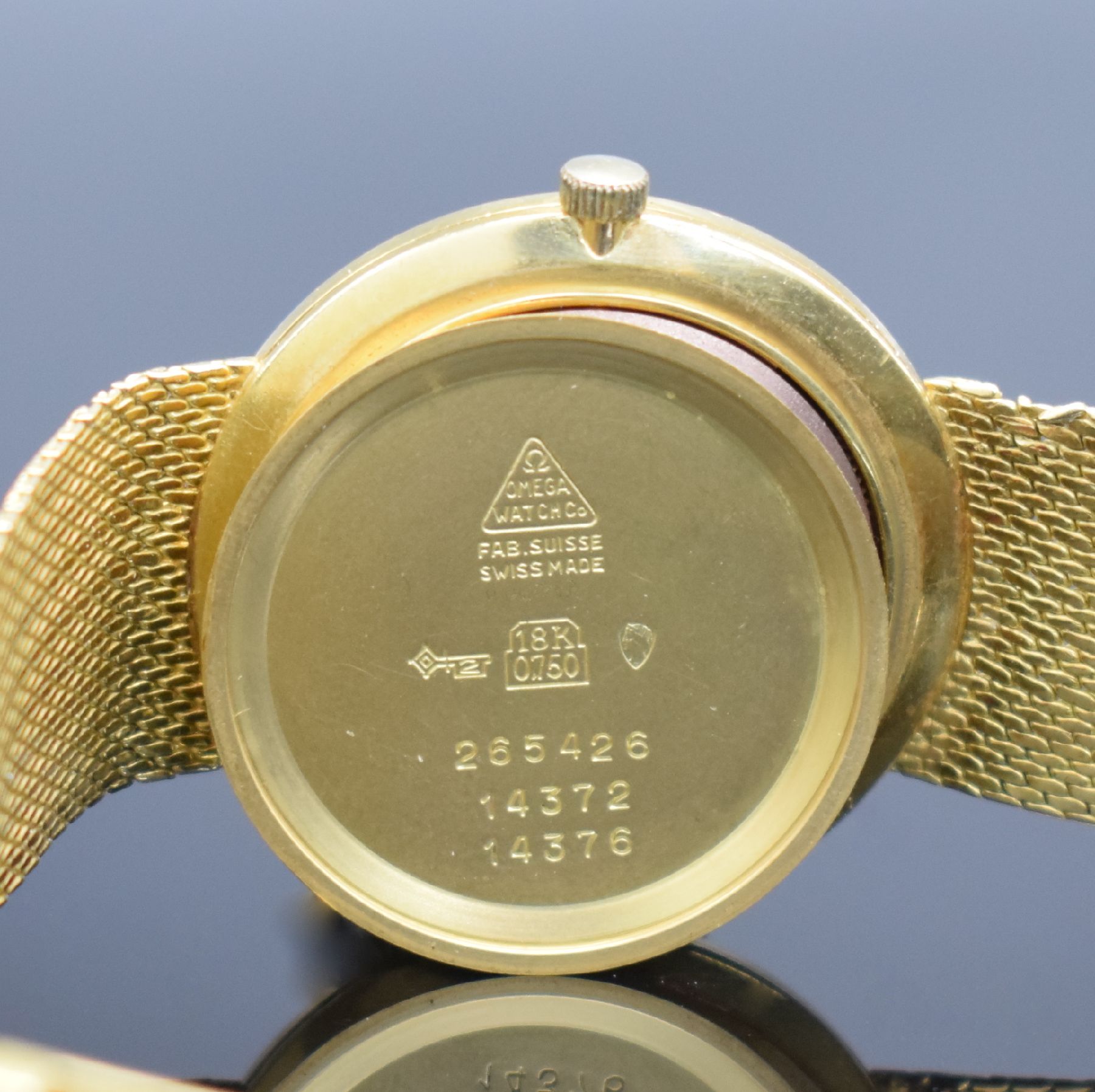 Detail i: OMEGA Herrenarmbanduhr in GG 750/000 Referenz 14372/14376, Schweiz um 1960, Handaufzug, Boden & Glasrand aufgedr., Band altersbed. besch., ...