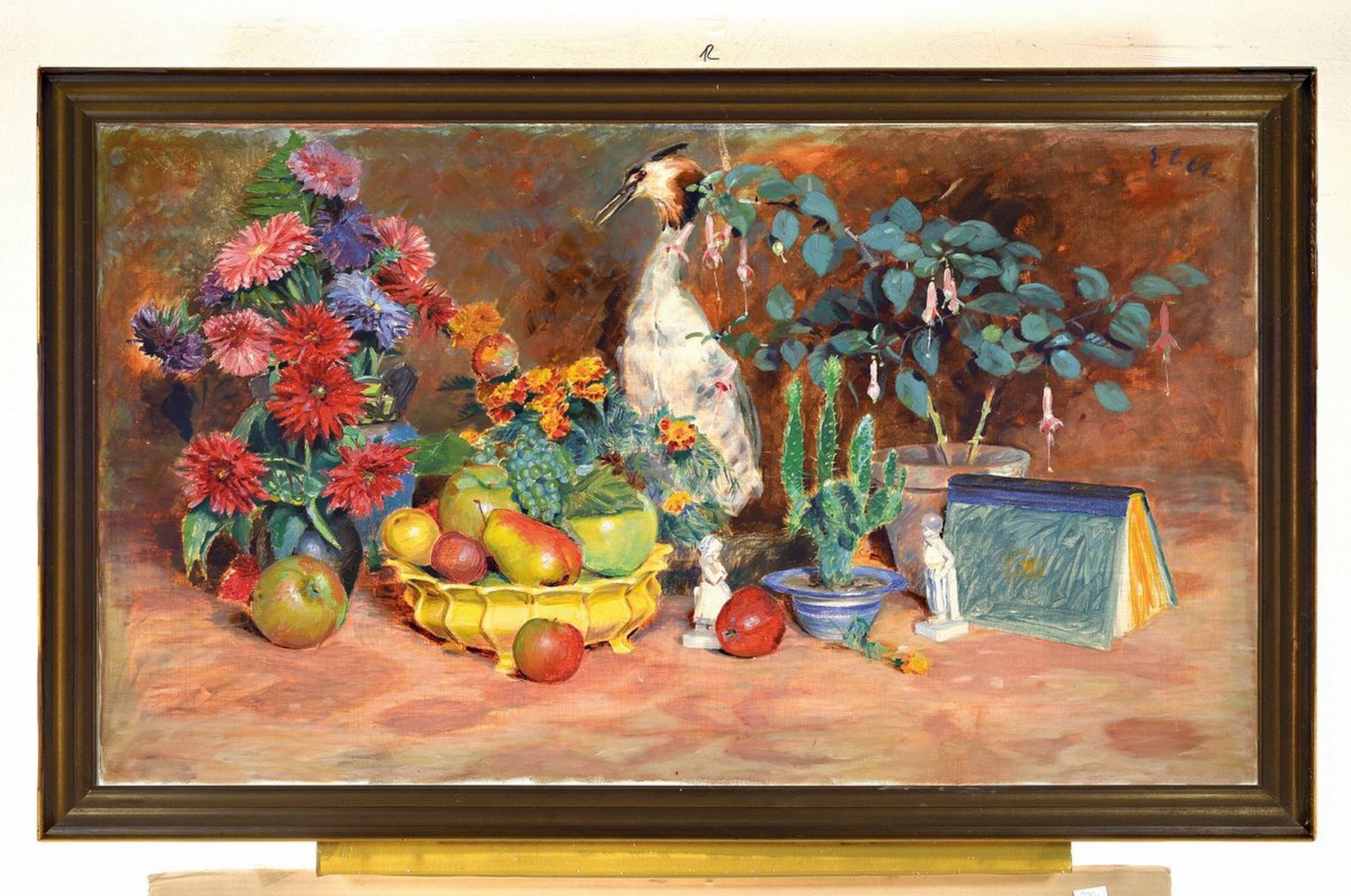 Detail k: Erler o.ä., 1. Hälfte 20. Jh., Stillleben mit Blumen, Buch, Porzellanfiguren, Kaktus, Früchten und Reiher, Öl/Lwd, rechts oben signiert, ca. ...