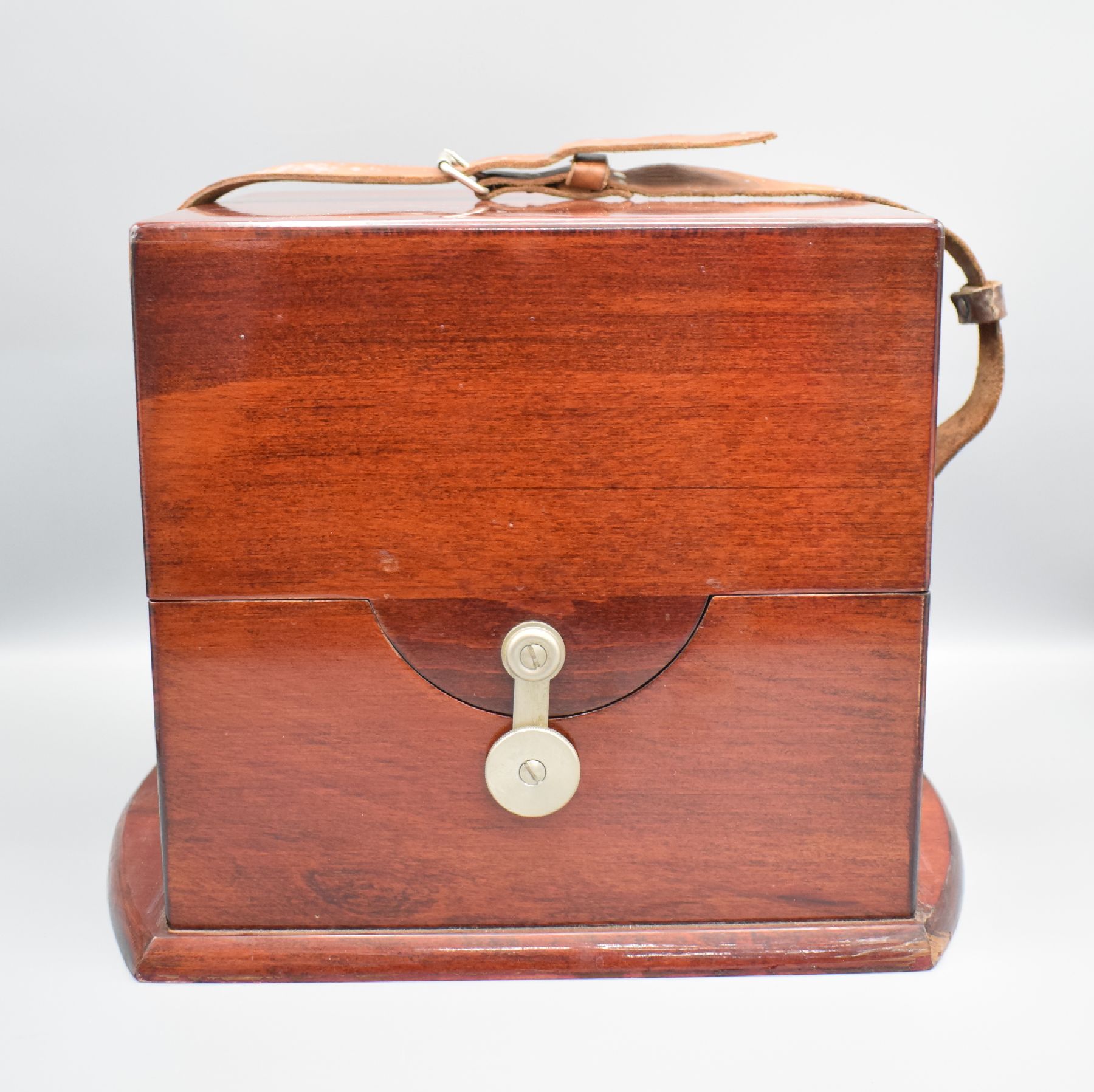 Detail a: 1. Moskauer Uhrenfabrik, Kirova, frühes Marinechronometer Nr. 8517, UDSSR 1960er Jahre, 3-tlg. Holzkasten m. Messingecken, orig. Transportkasten, ...