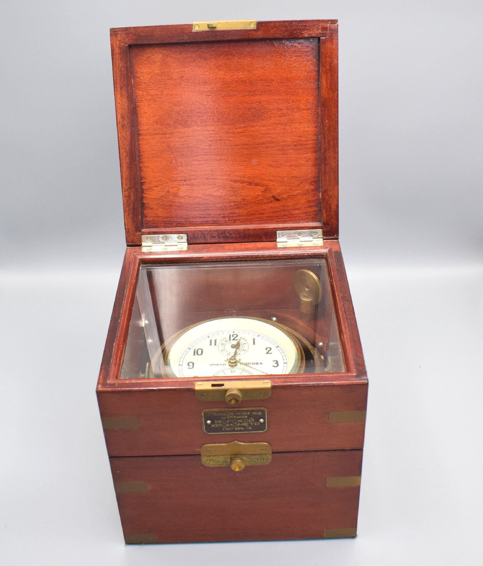 Detail d: 1. Moskauer Uhrenfabrik, Kirova, frühes Marinechronometer Nr. 8517, UDSSR 1960er Jahre, 3-tlg. Holzkasten m. Messingecken, orig. Transportkasten, ...