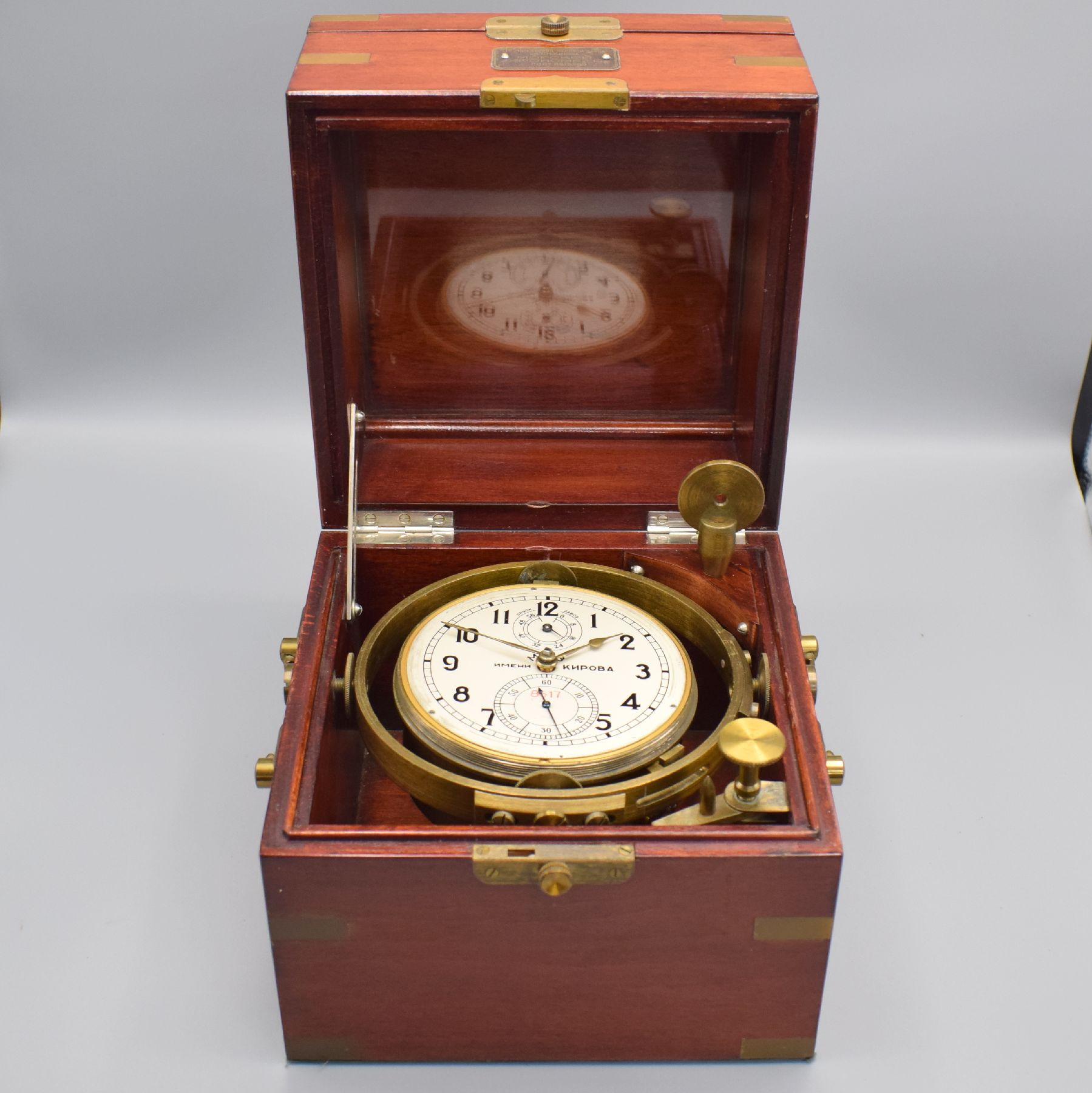Detail e: 1. Moskauer Uhrenfabrik, Kirova, frühes Marinechronometer Nr. 8517, UDSSR 1960er Jahre, 3-tlg. Holzkasten m. Messingecken, orig. Transportkasten, ...