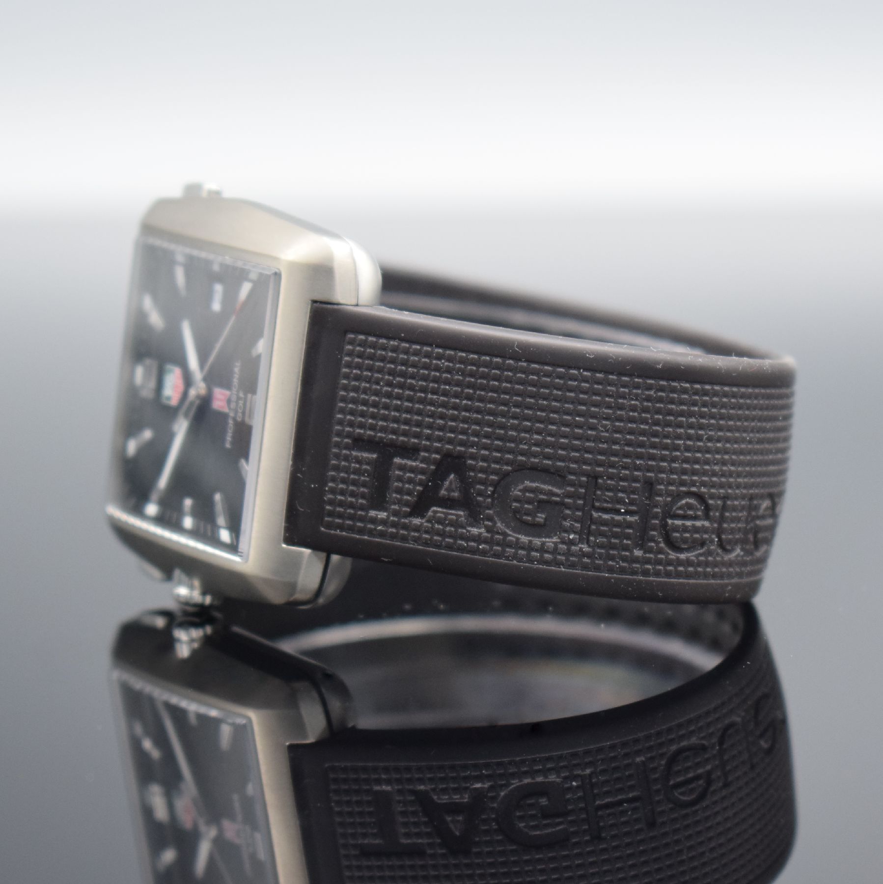 Detail b: TAG HEUER Professional Golf Herrenarmbanduhr by Tiger Woods Referenz WAE1110, Schweiz um 2004, quarz, aufklappbares Titangeh. inkl. orig. ...