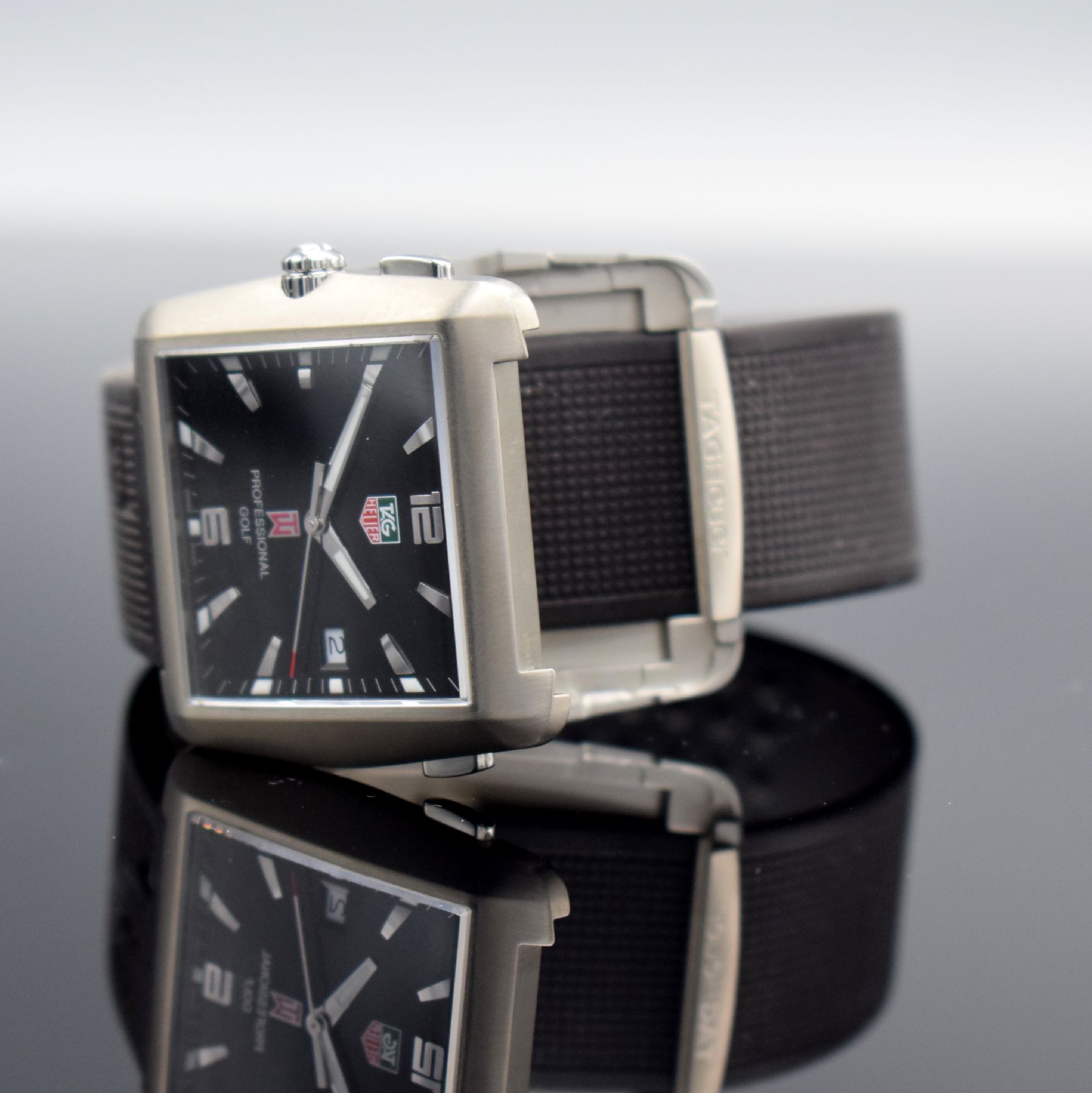 Detail d: TAG HEUER Professional Golf Herrenarmbanduhr by Tiger Woods Referenz WAE1110, Schweiz um 2004, quarz, aufklappbares Titangeh. inkl. orig. ...