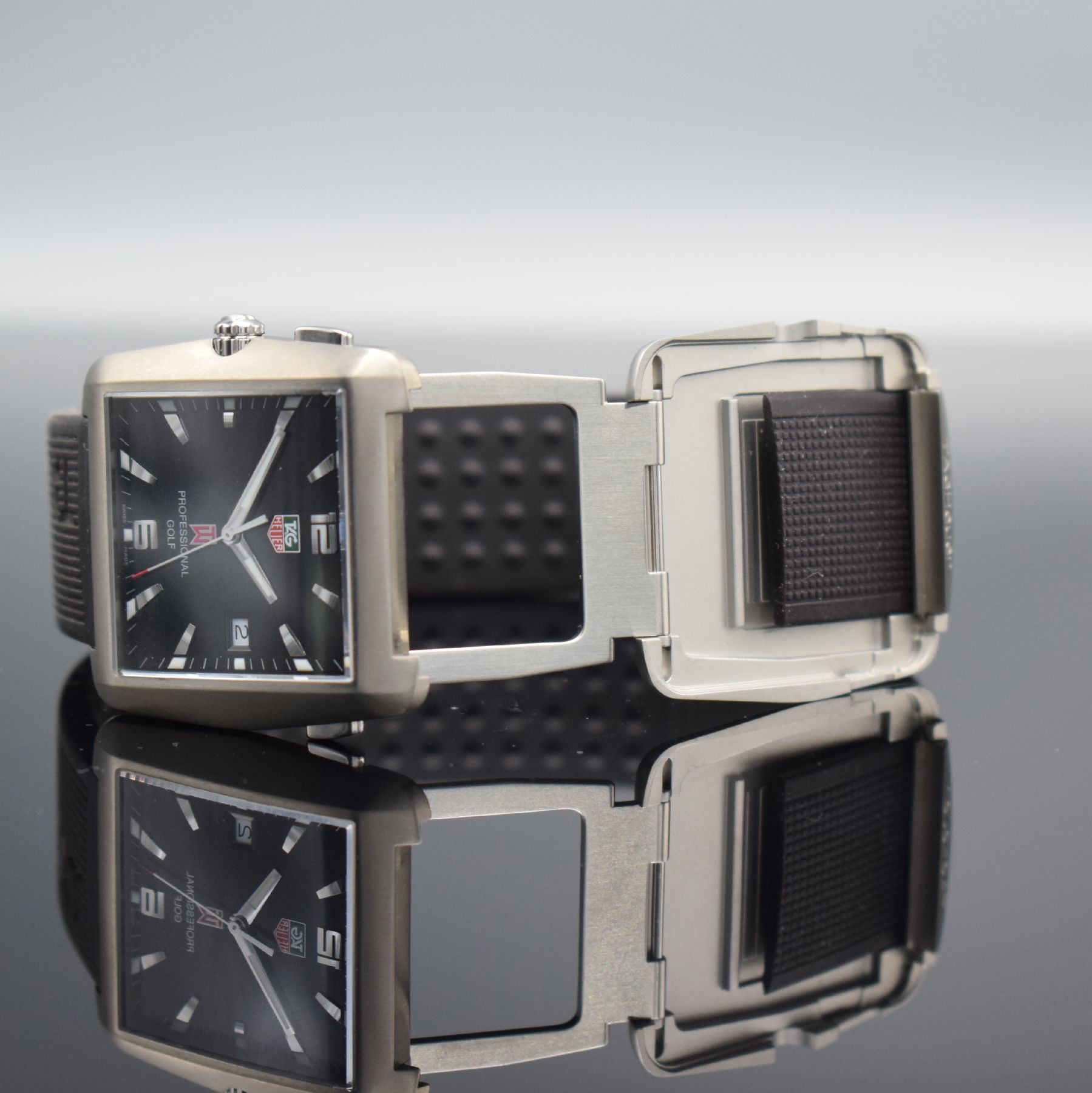 Detail e: TAG HEUER Professional Golf Herrenarmbanduhr by Tiger Woods Referenz WAE1110, Schweiz um 2004, quarz, aufklappbares Titangeh. inkl. orig. ...