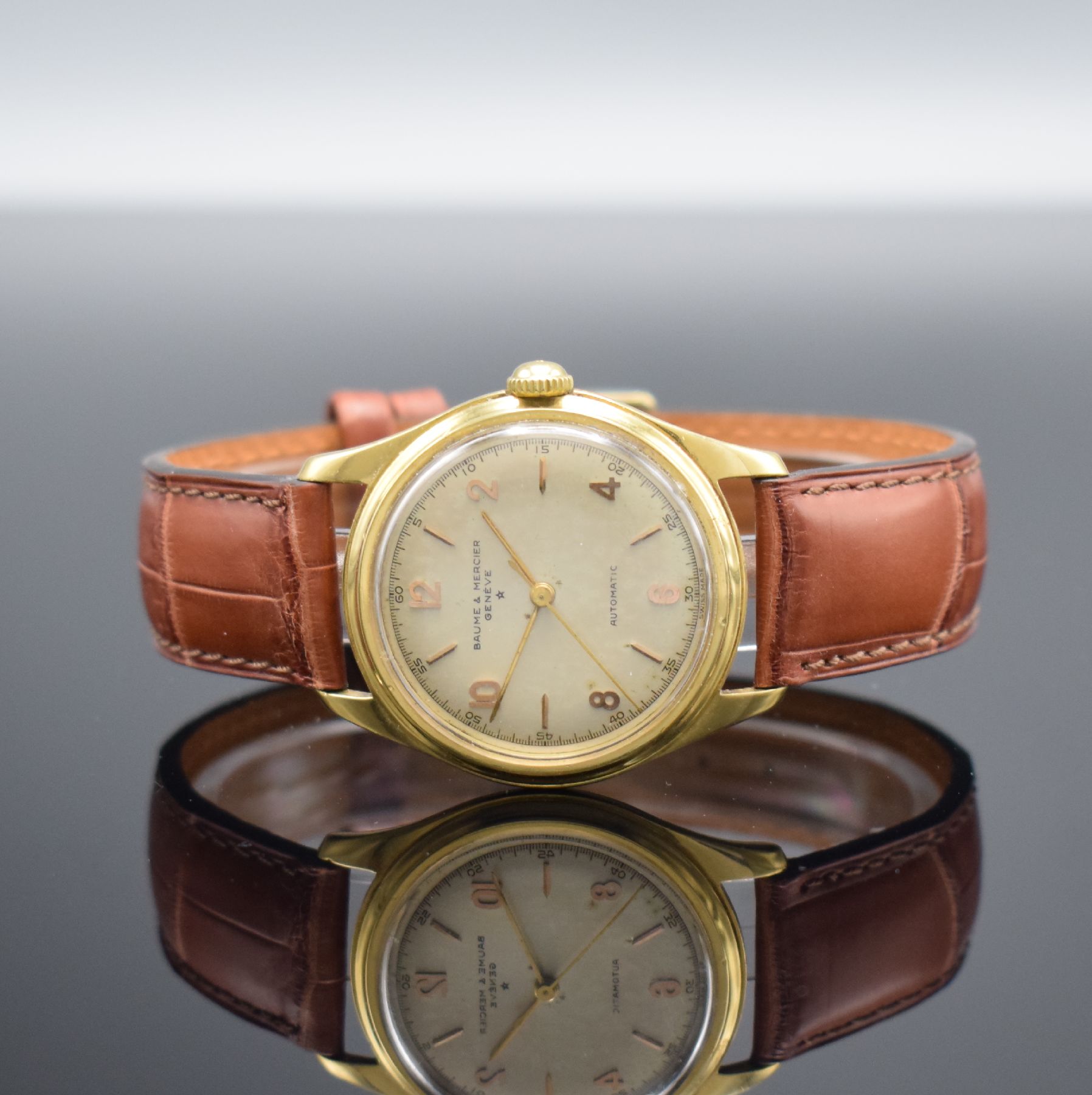 BAUME & MERCIER Herrenarmbanduhr in GG 750/000 Referenz 3102, Hammerautomatik, Schweiz um 1950, Boden verschr., silb. Zifferbl. m. aufgel. Indizes ...
