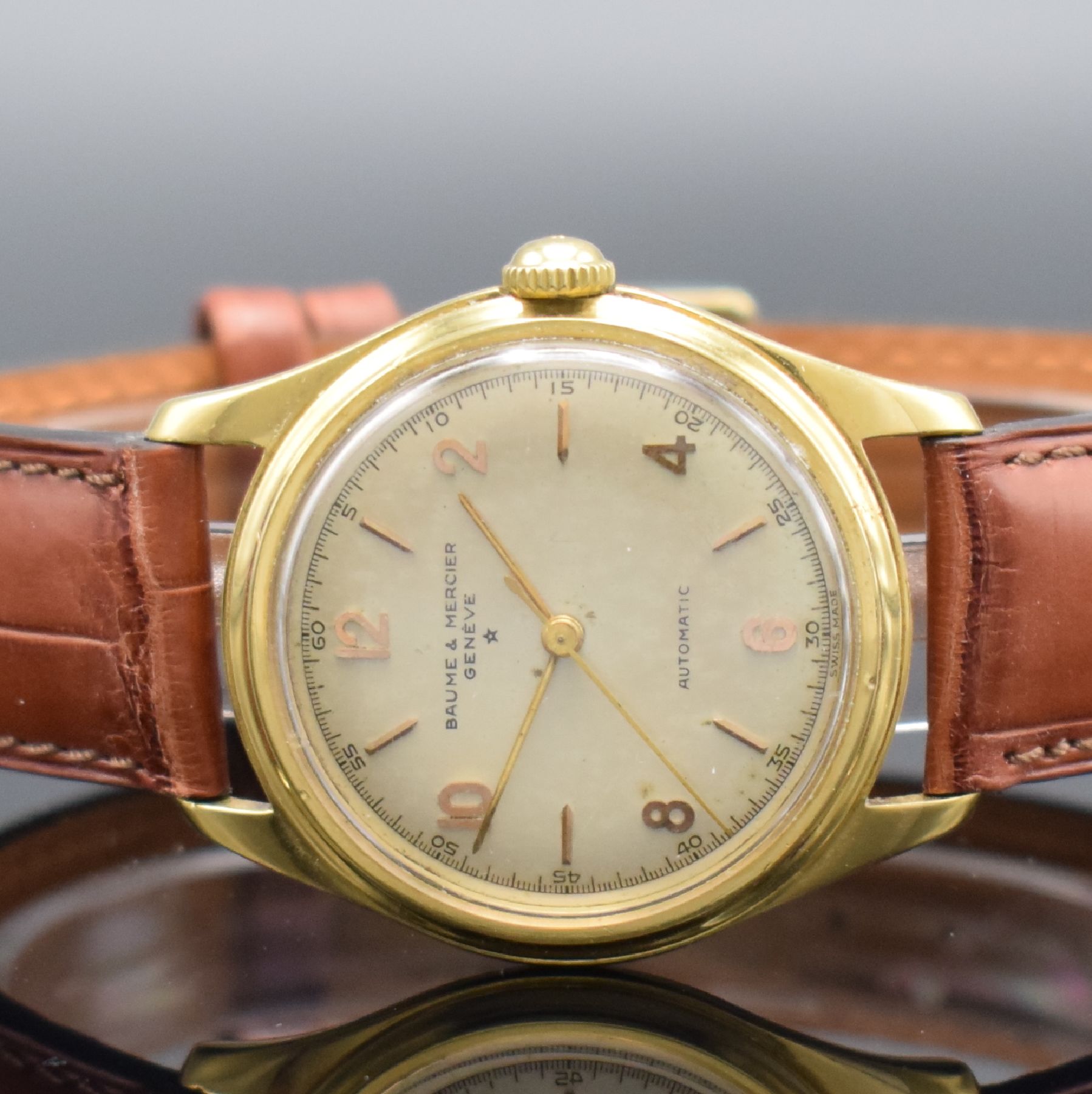 Detail a: BAUME & MERCIER Herrenarmbanduhr in GG 750/000 Referenz 3102, Hammerautomatik, Schweiz um 1950, Boden verschr., silb. Zifferbl. m. aufgel. Indizes ...