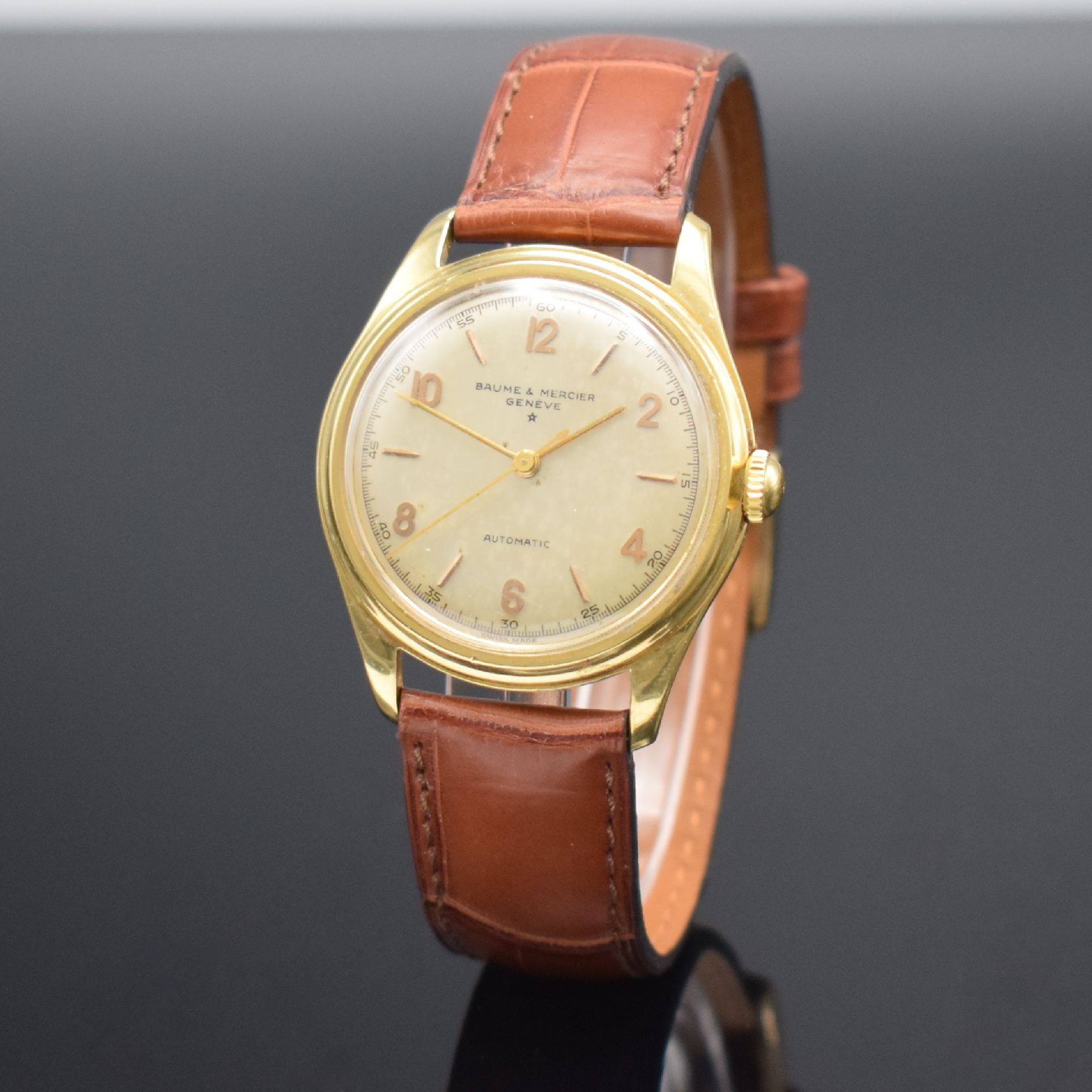 Detail b: BAUME & MERCIER Herrenarmbanduhr in GG 750/000 Referenz 3102, Hammerautomatik, Schweiz um 1950, Boden verschr., silb. Zifferbl. m. aufgel. Indizes ...